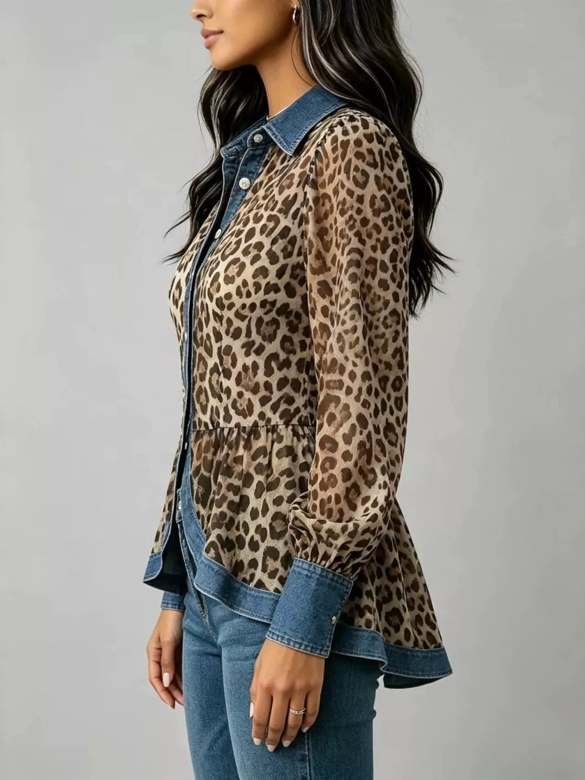 Leopardmönstrad skjorta i denim – bild 3