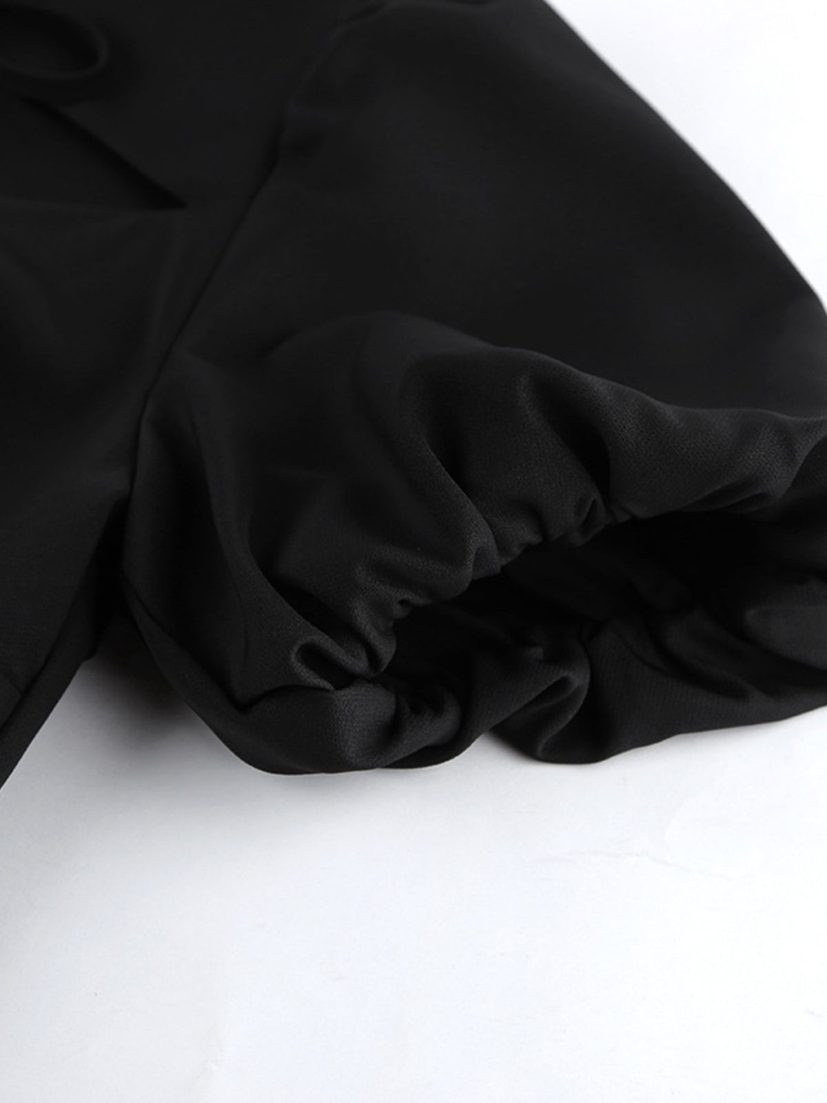 Maxiklänning med puffärm och cut out-detalj – bild 10