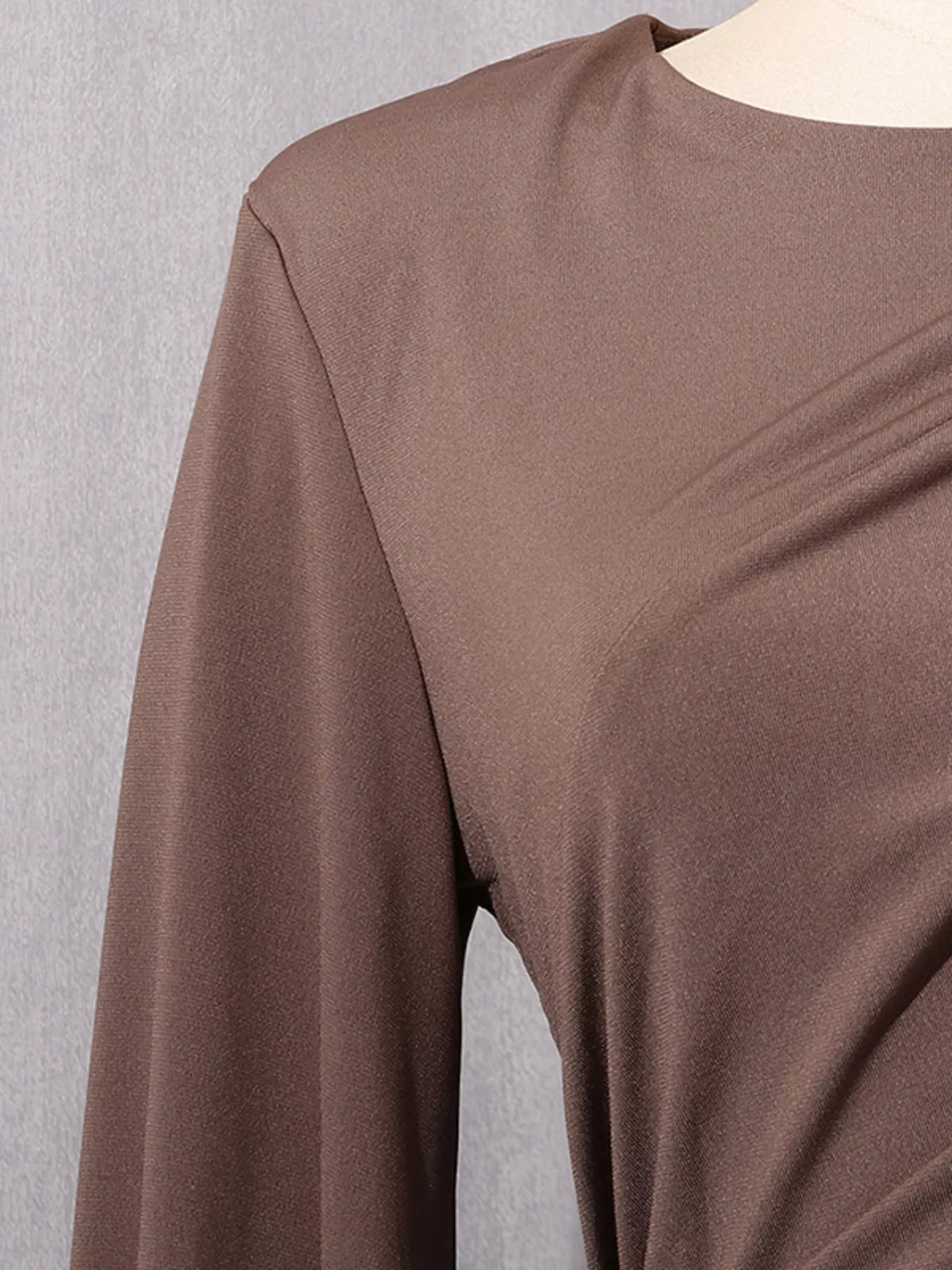 Rynkad långärmad maxiklänning med dragkedja och cut out-detalj i polyester – Brun – bild 10