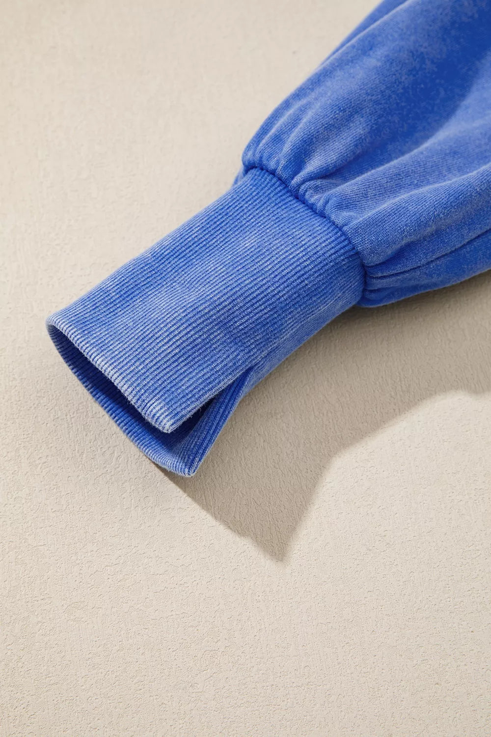 Ledigt sittande mineraltvättad sweatshirt med slits – bild 6