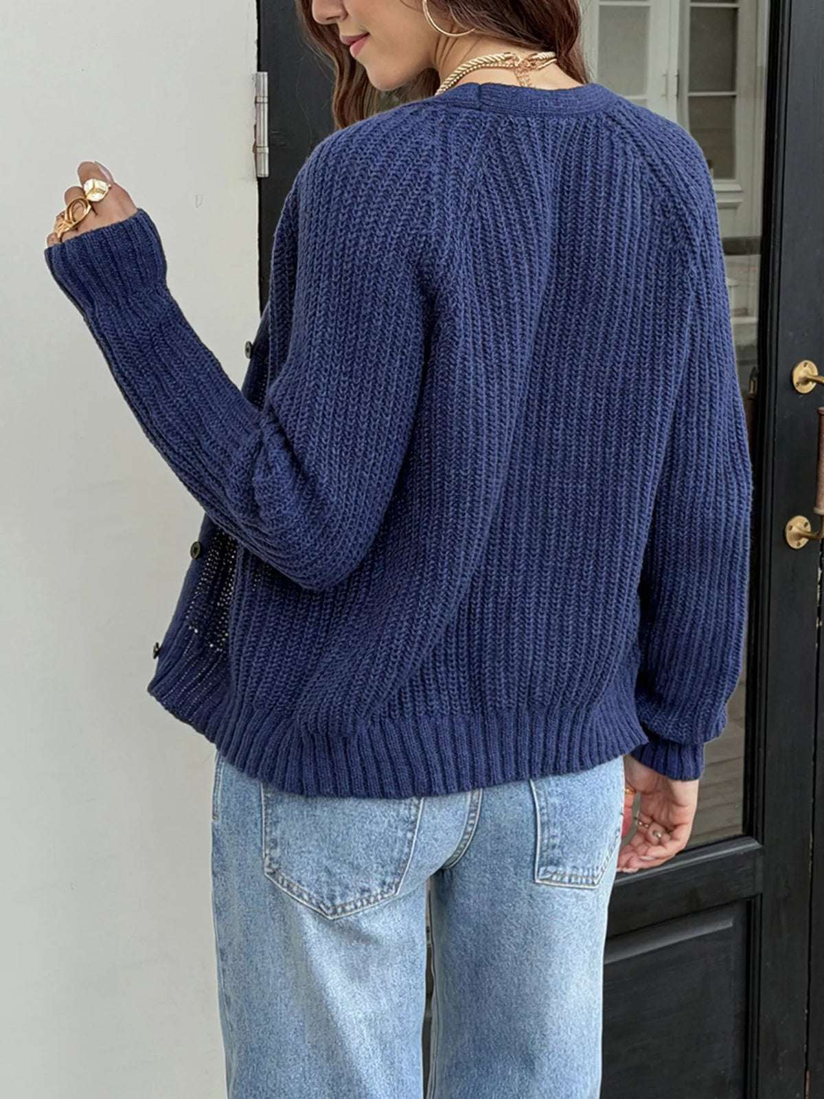 V-ringad cardigan med knappstängning – bild 5