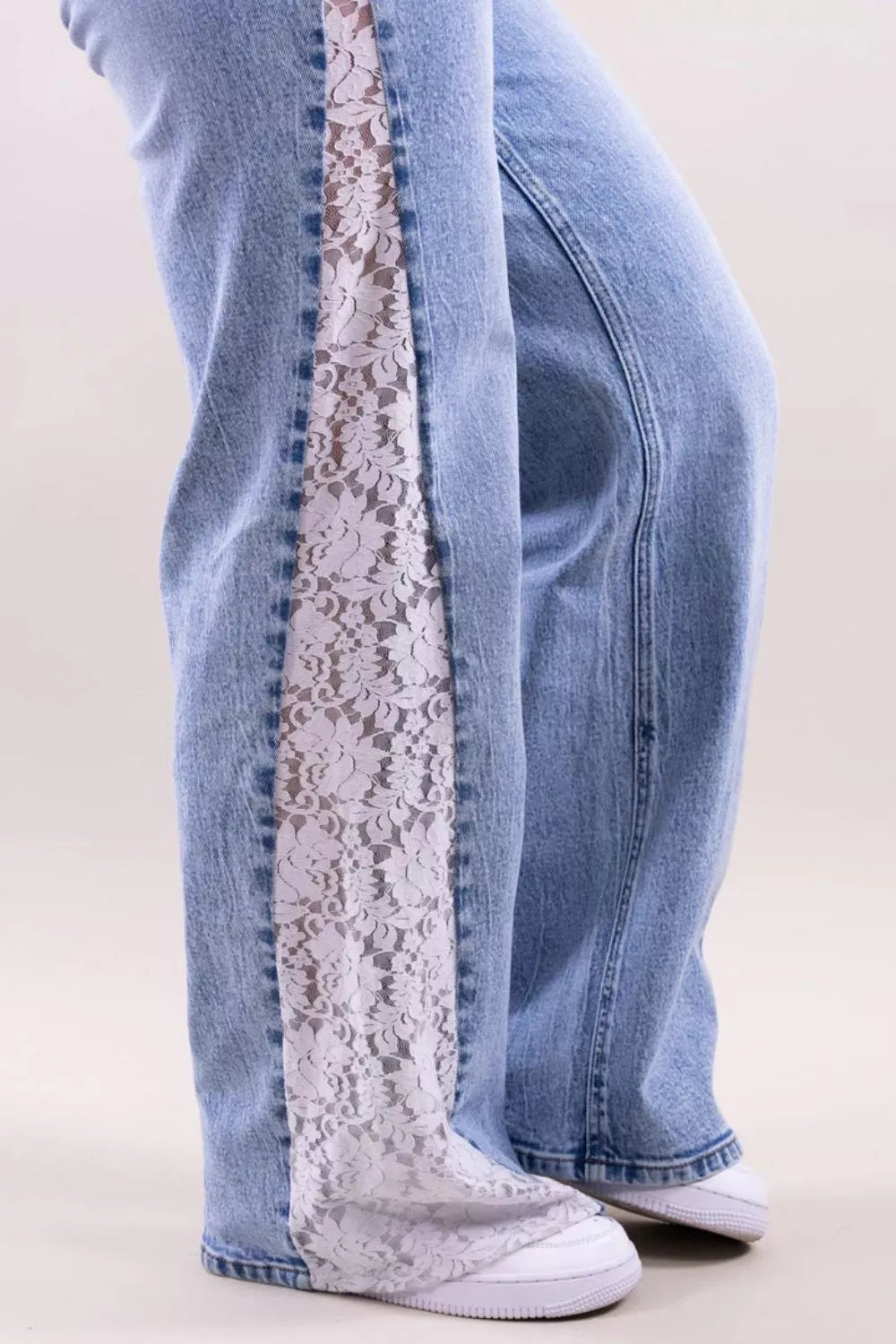 Vida jeans med knappstängning och panelsömmar – bild 2