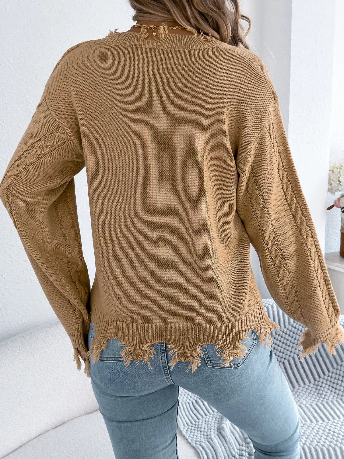 Kabelstickad v-ringad tröja med slitna detaljer – bild 14