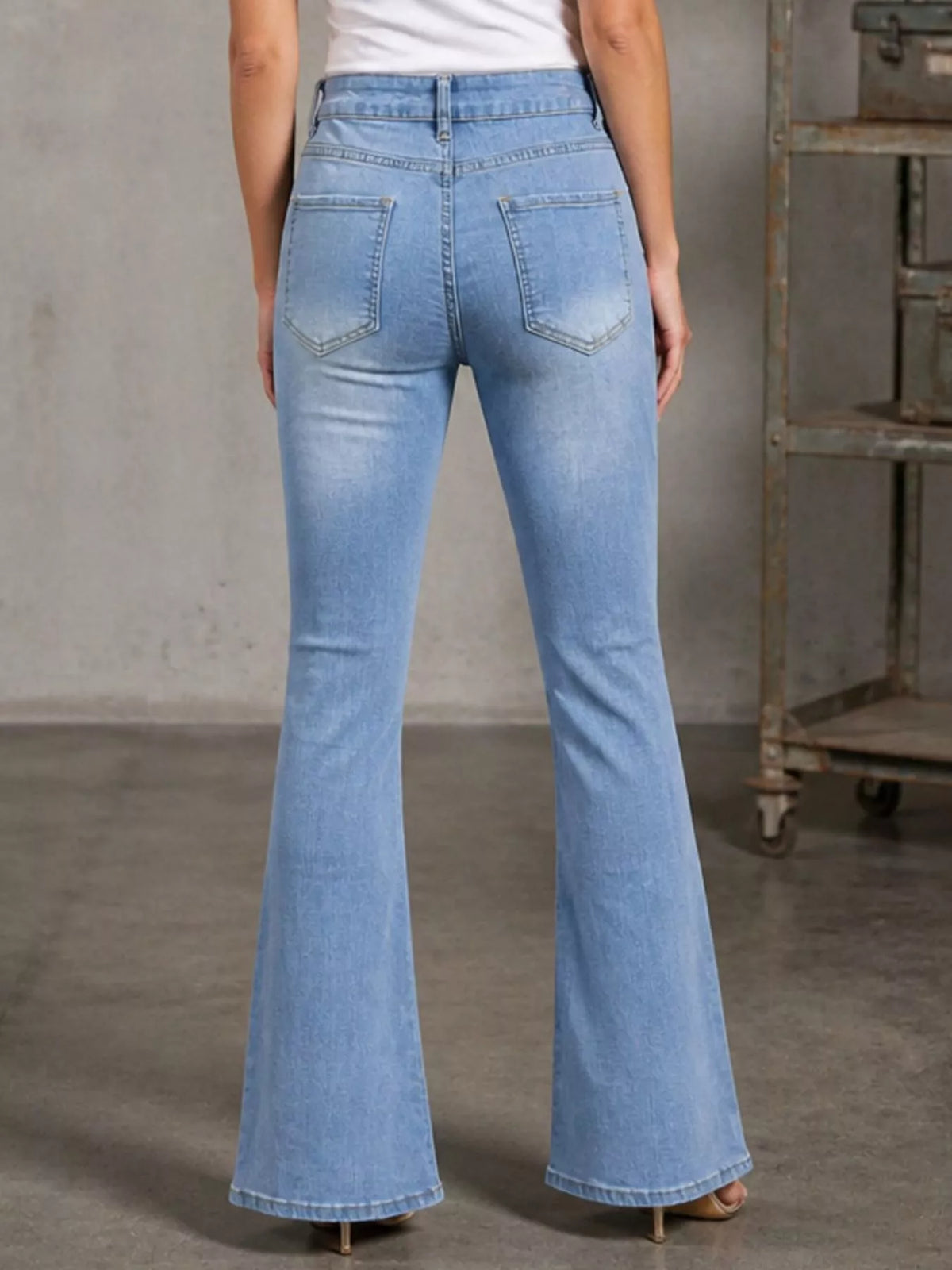 Blekt tvättade utsvängda jeans med hög midja – bild 5