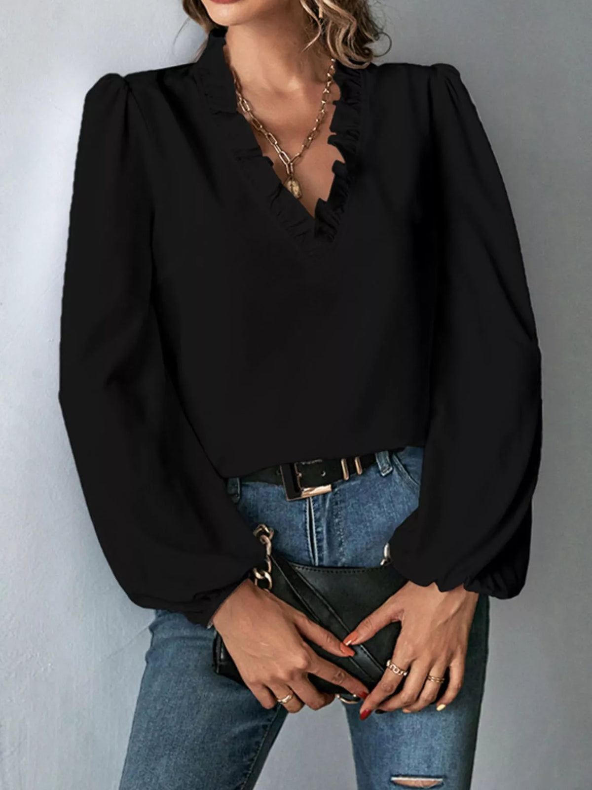 V-ringad blus med volang