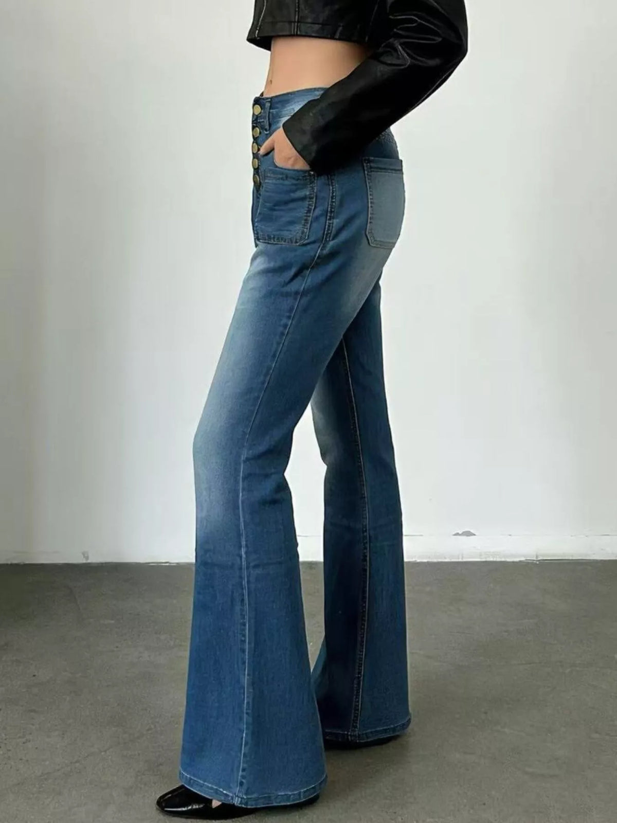 Utsvängda jeans med knappgylf – bild 10