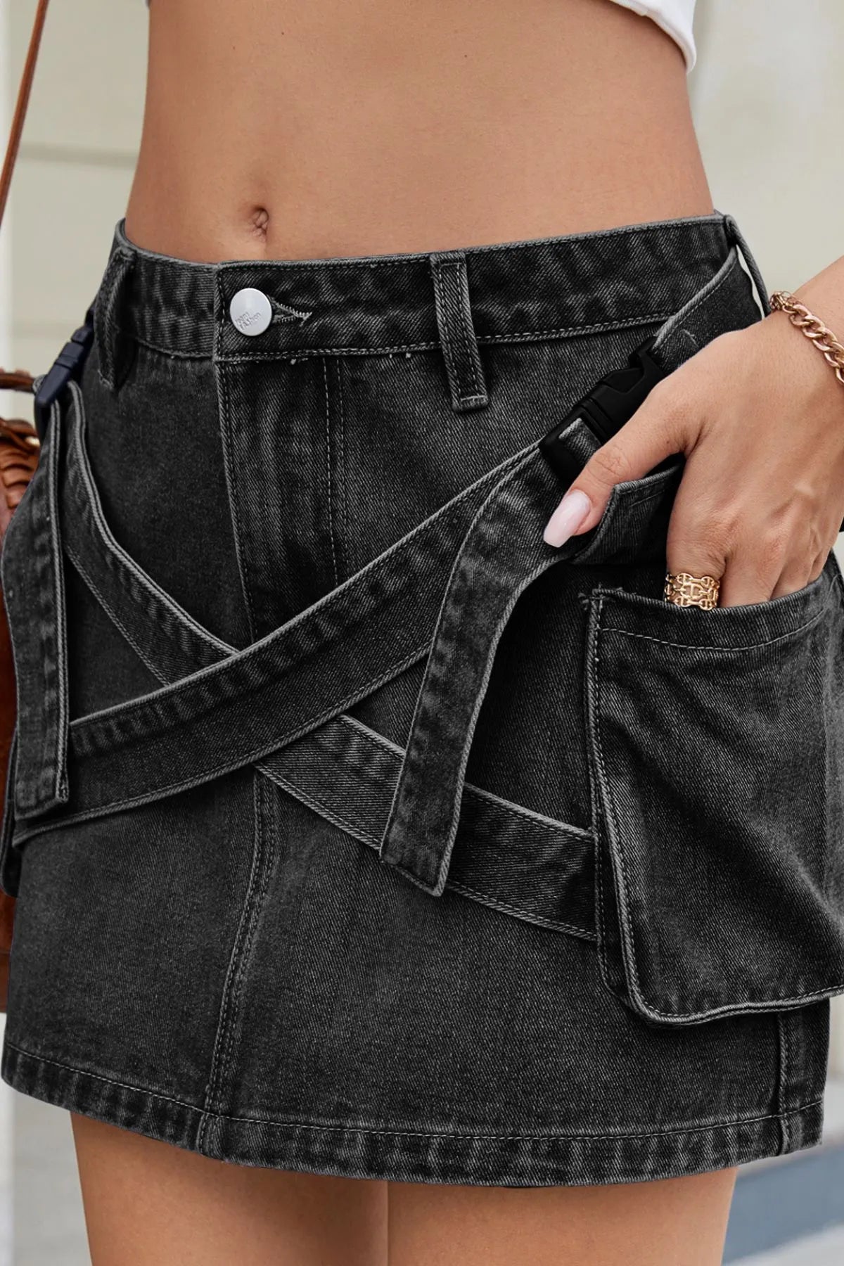 Minikjol i denim med korsad detalj – bild 9