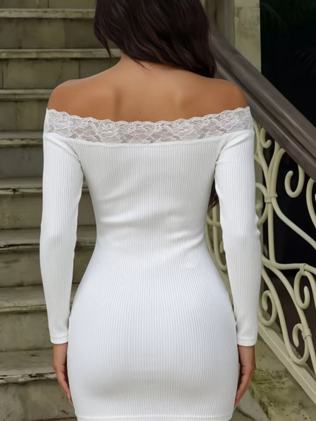 Figurnära offshoulder miniklänning med spetskant – bild 4
