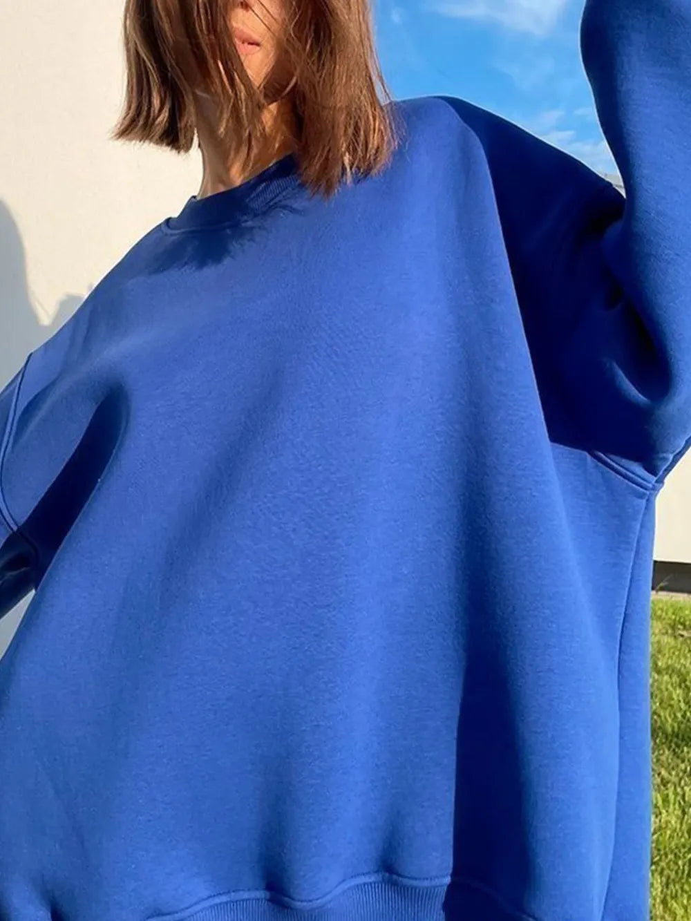 Sweatshirt med rund halsringning och sänkt axel – bild 11