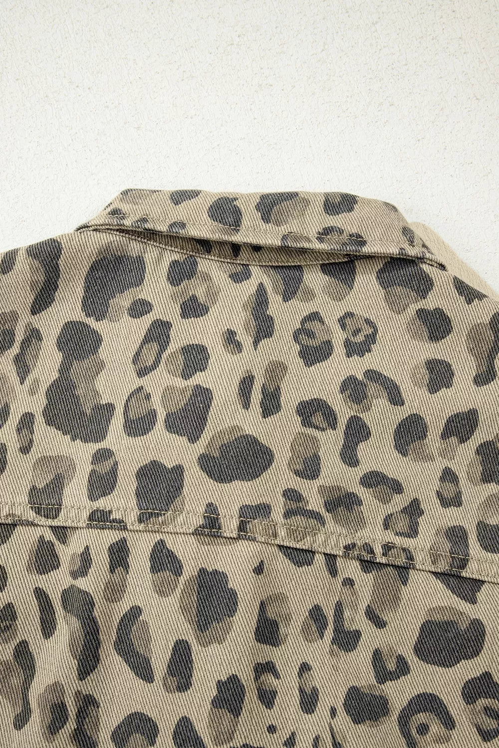 Leopardmönstrad jacka i denim – bild 6