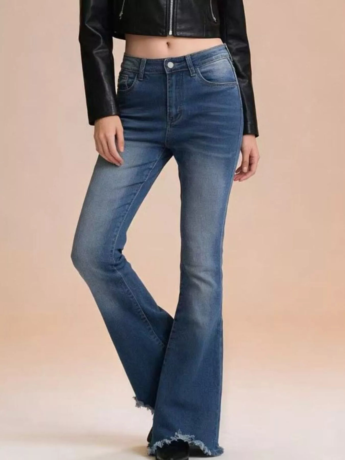 Utsvängda jeans med hög midja och knappstängning – bild 3