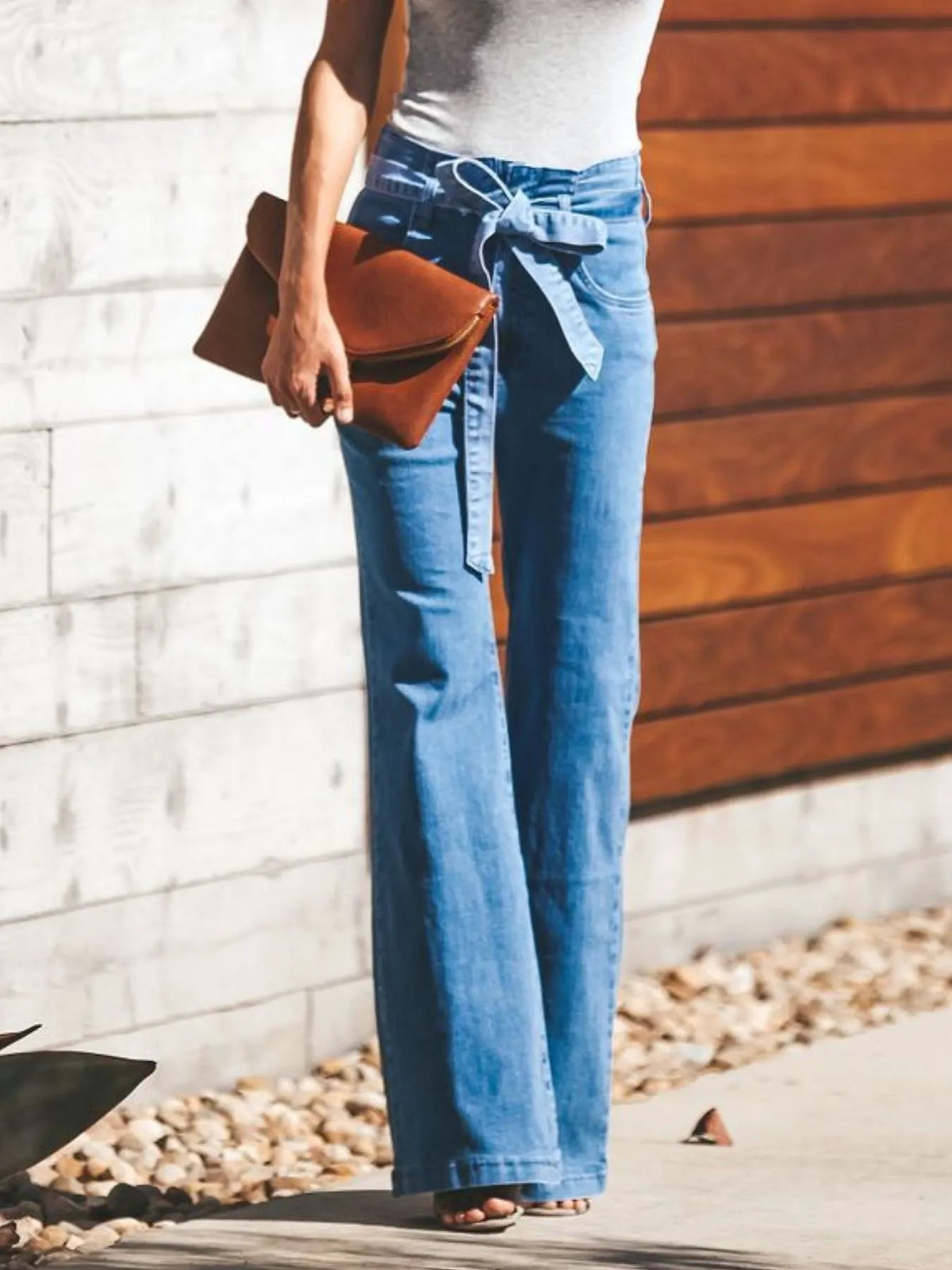 Utsvängda jeans med hög midja och knytning fram – bild 6
