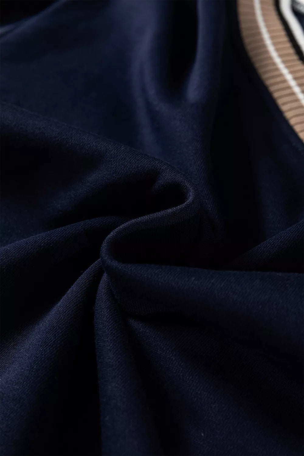 Randig v-ringad sweatshirt med kontrastsöm – bild 13