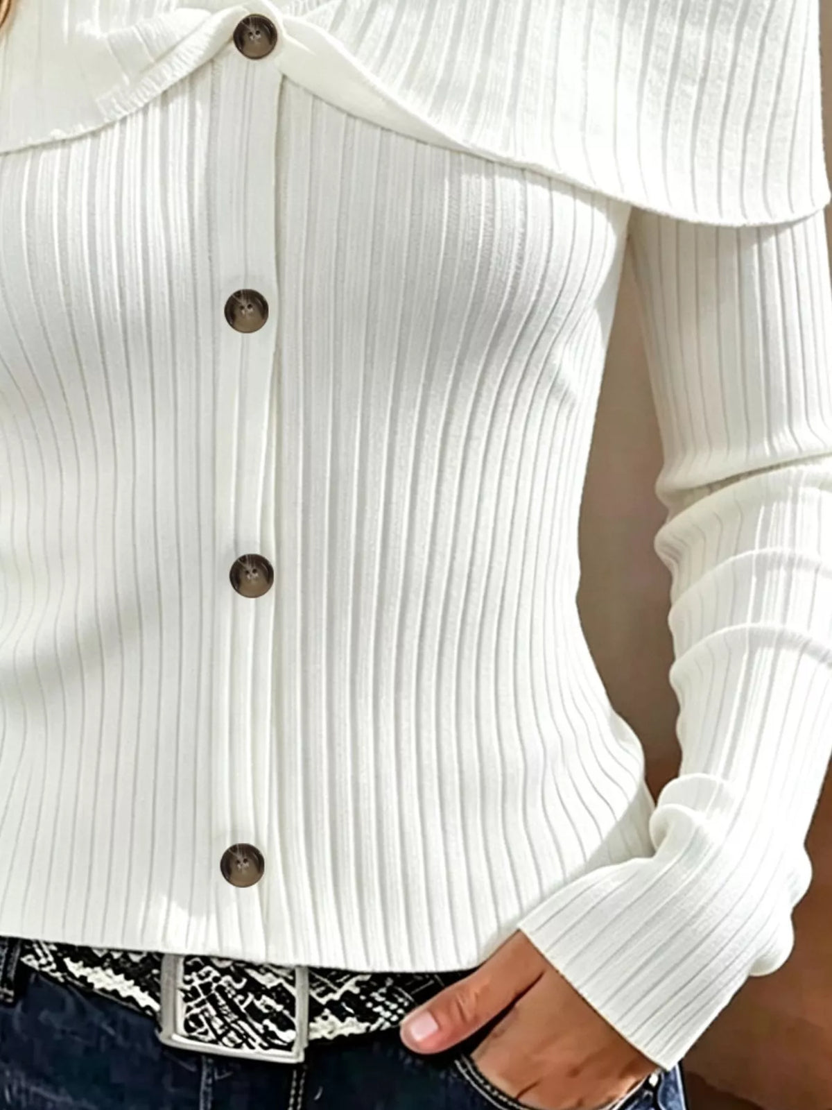 Ribbad offshoulder topp med knappstängning – bild 6