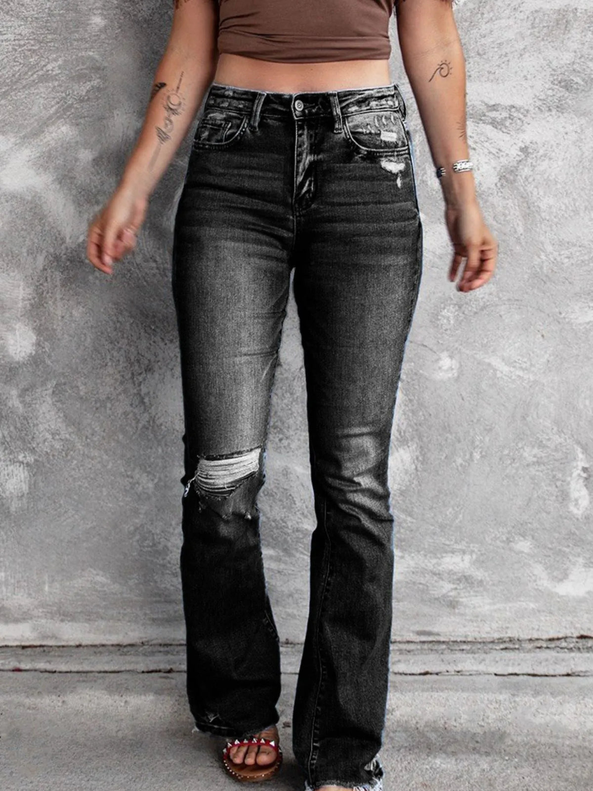 Utsvängda jeans med knappstängning och slitna detaljer – bild 9