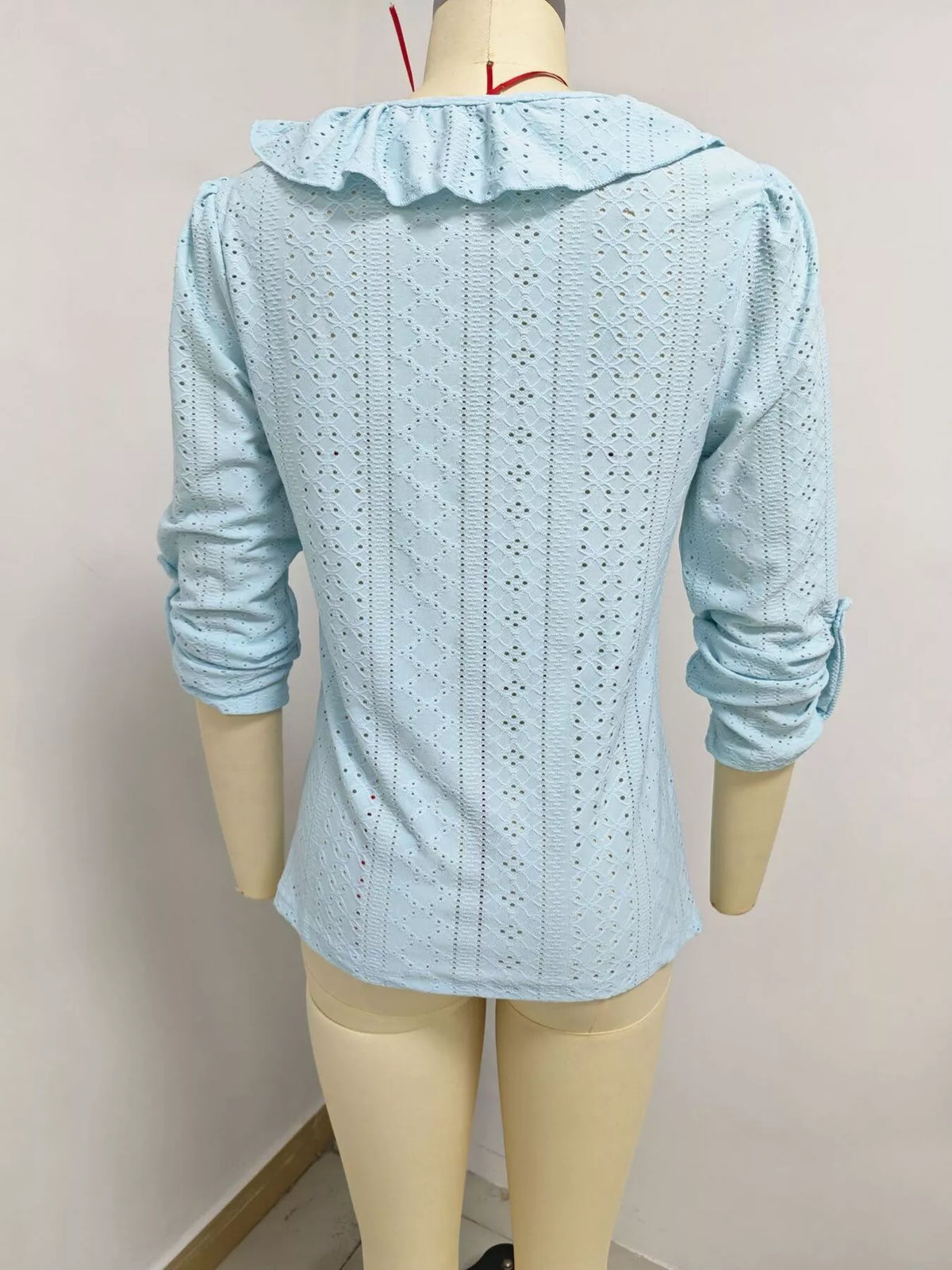 V-ringad blus i broderi anglaise – bild 13