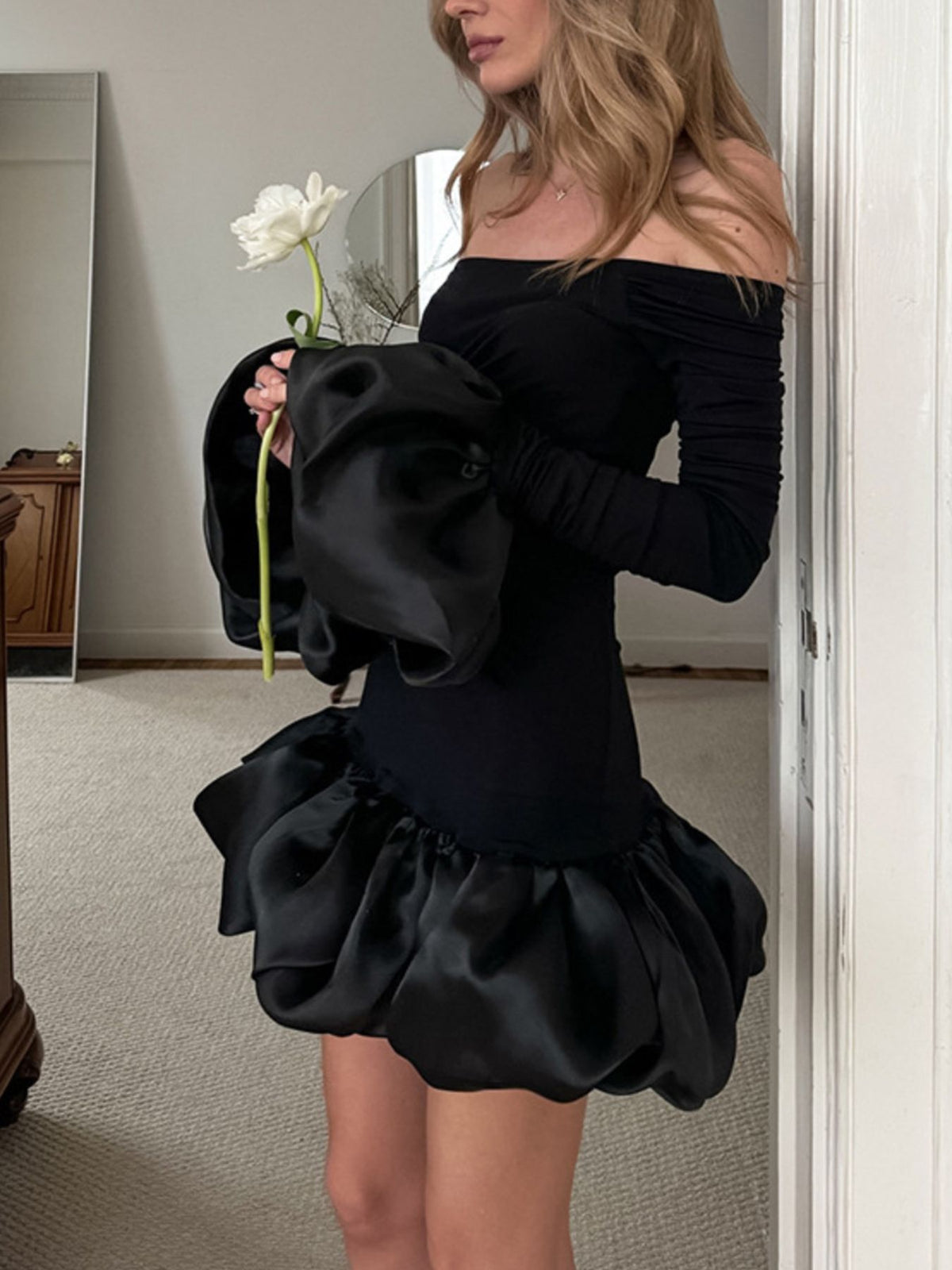 Offshoulder miniklänning med volang – bild 5