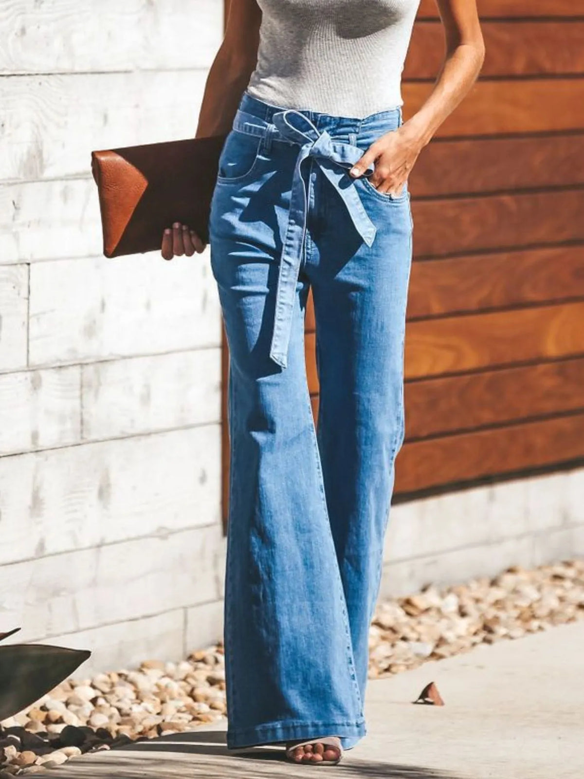 Utsvängda jeans med hög midja och knytning fram – bild 4