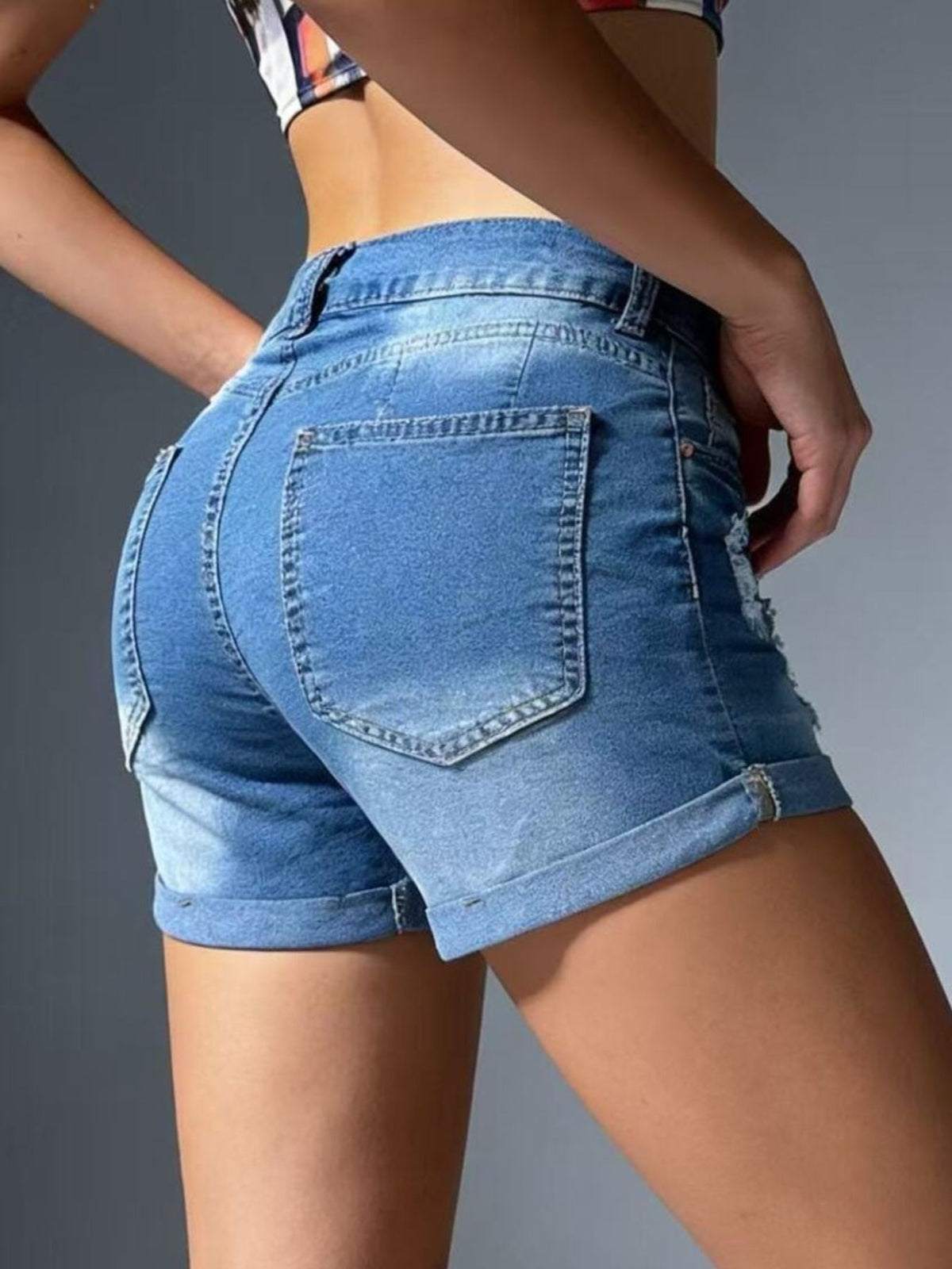 Shorts i denim med slitna detaljer – bild 11