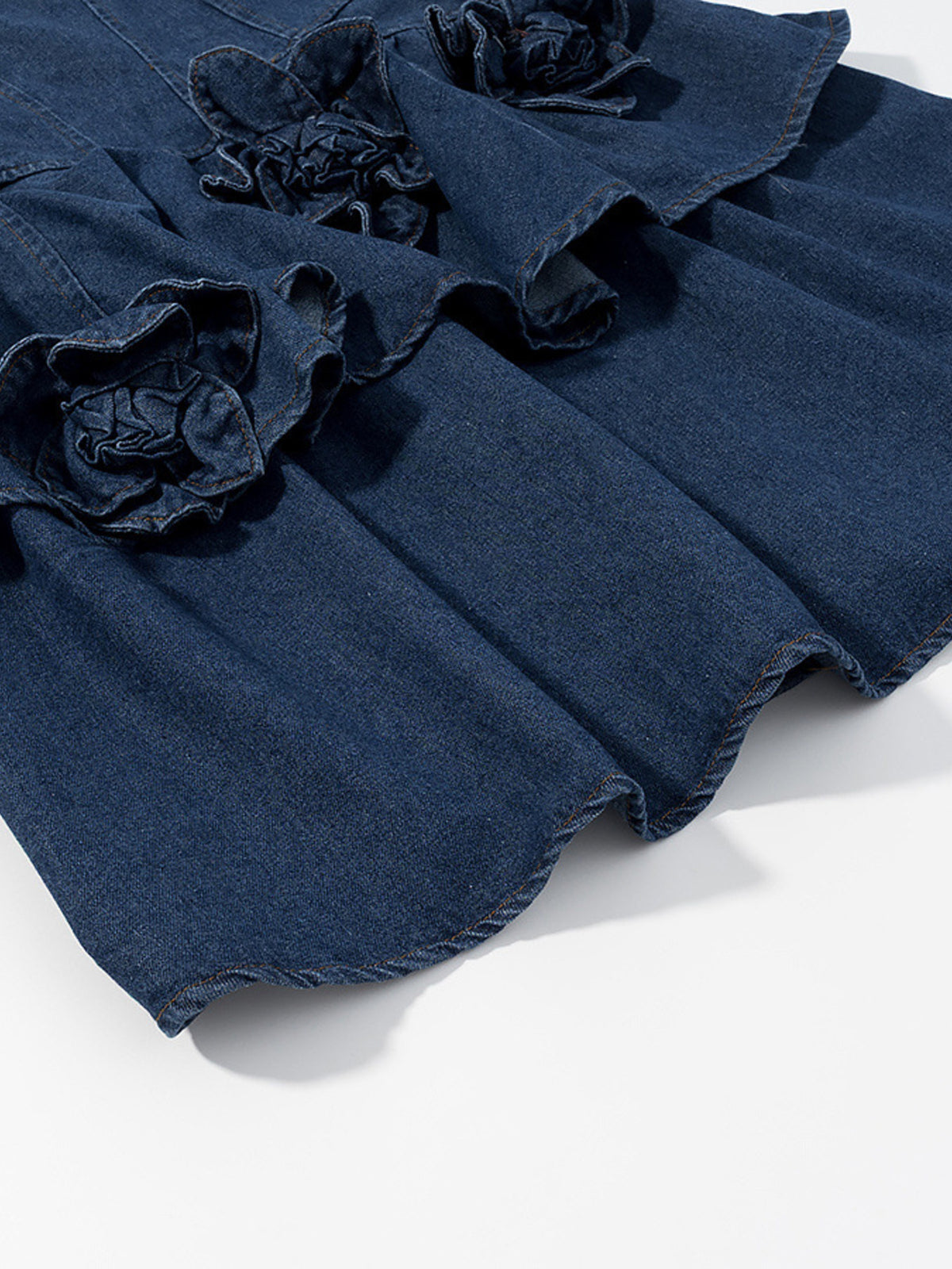Blommig jeansklänning i denim – bild 11