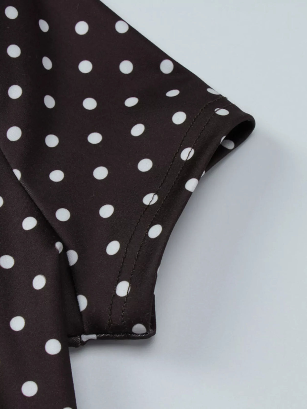 Prickig miniklänning med cut out-detalj – bild 16