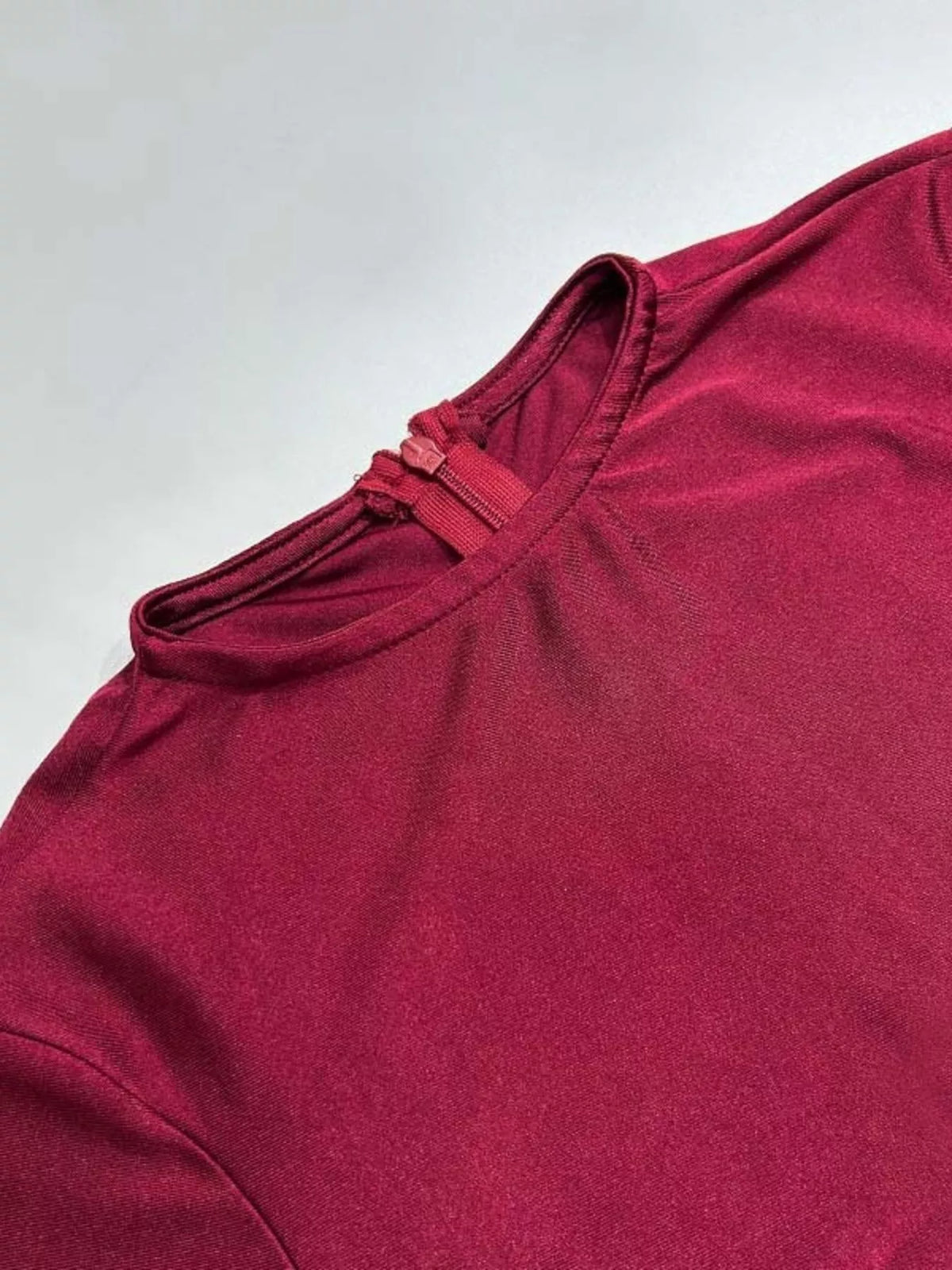 Figurnära rynkad långärmad maxiklänning i polyester – bild 5