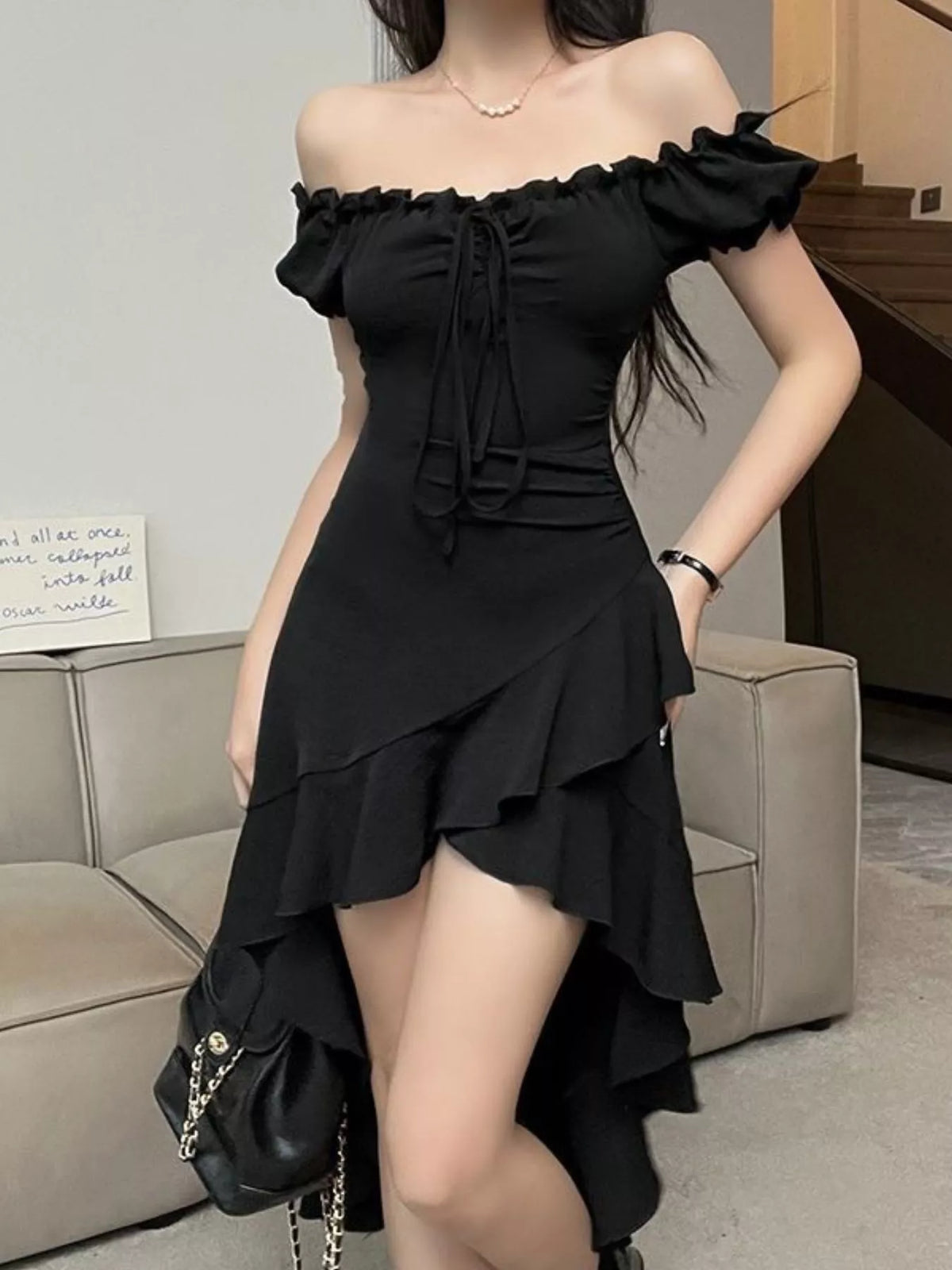 Offshoulder midiklänning med asymmetrisk nederkant – bild 3