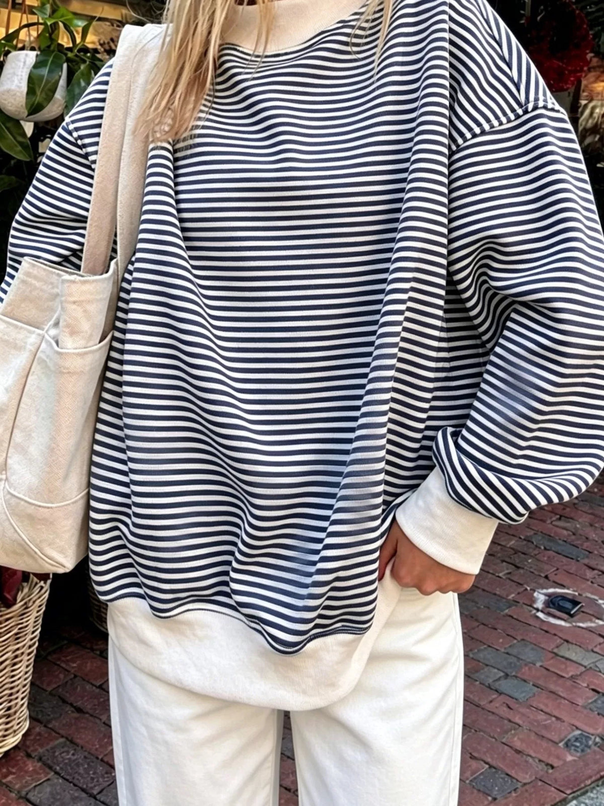 Randig oversize sweatshirt med rund halsringning – bild 2