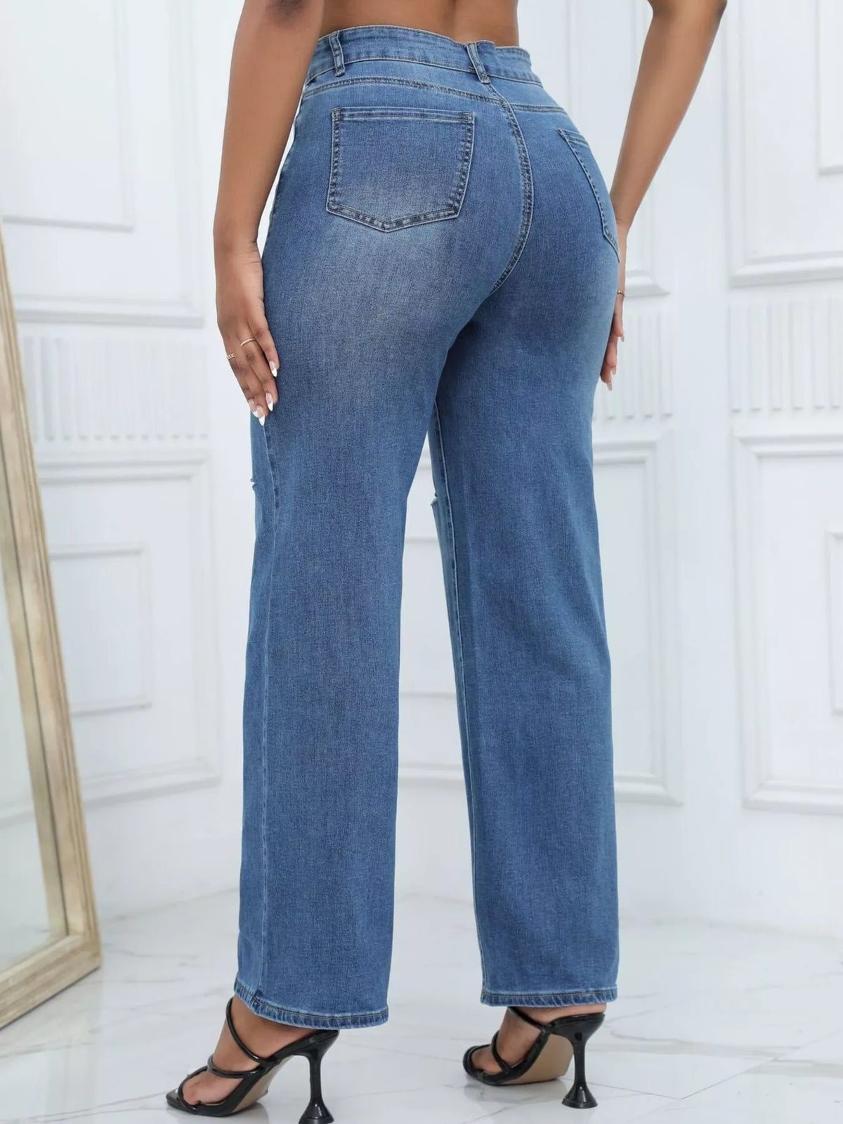 Vida jeans med knappstängning och slitna detaljer – bild 12