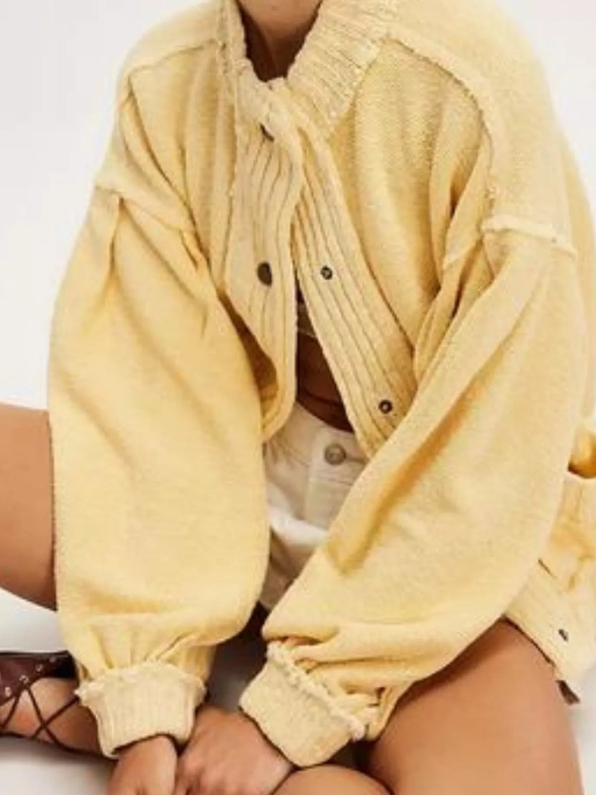 Oversize cardigan med sänkt axel och tryckknappar – bild 5