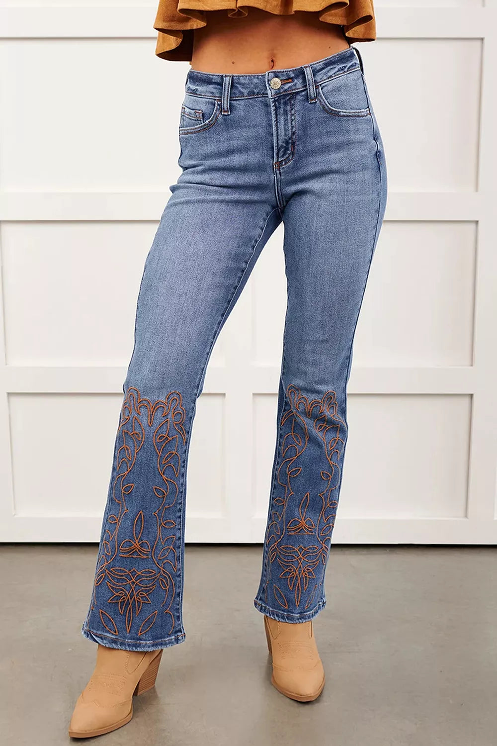 Broderade utsvängda jeans – bild 4