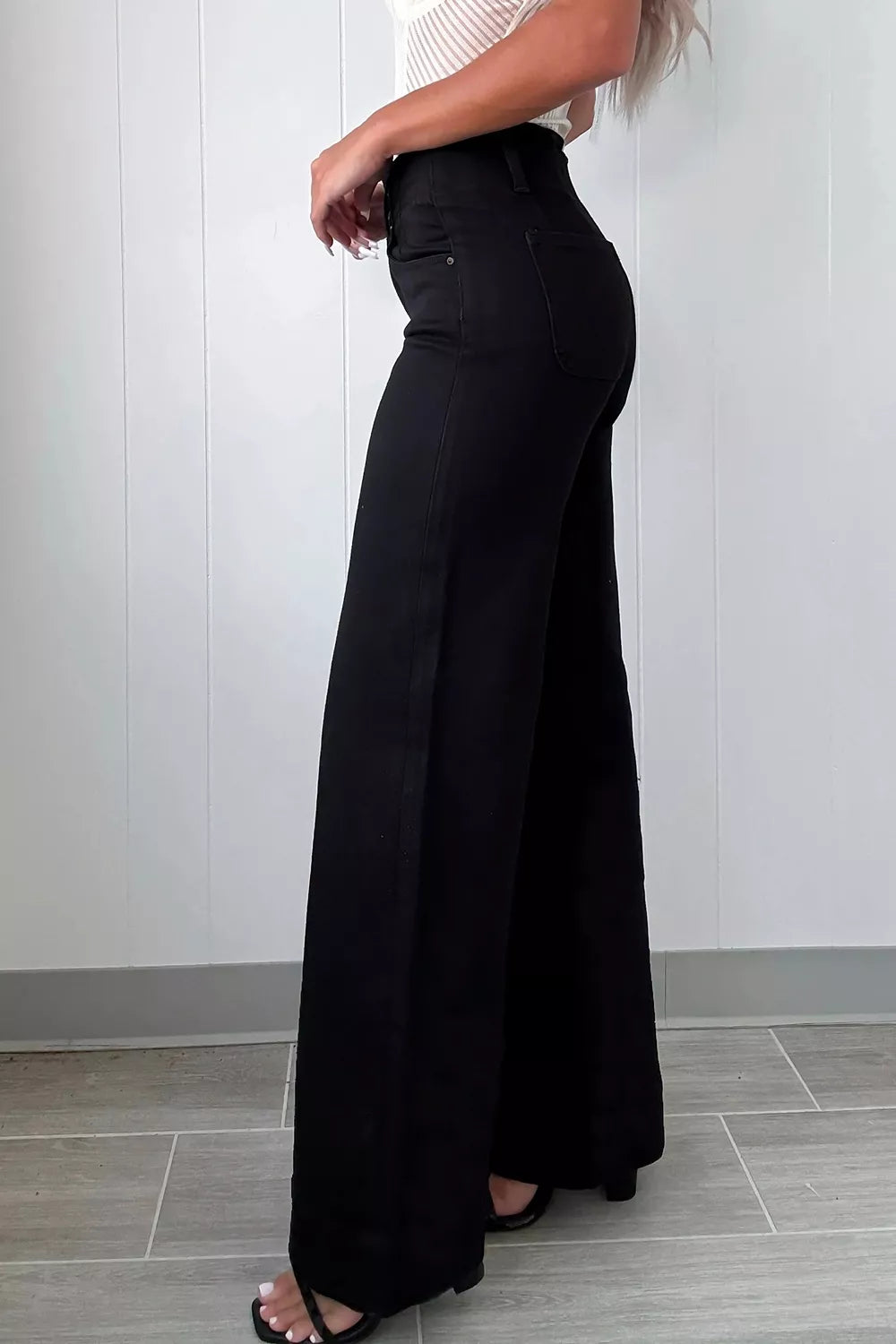 Utsvängda jeans med svart tvätt – bild 3