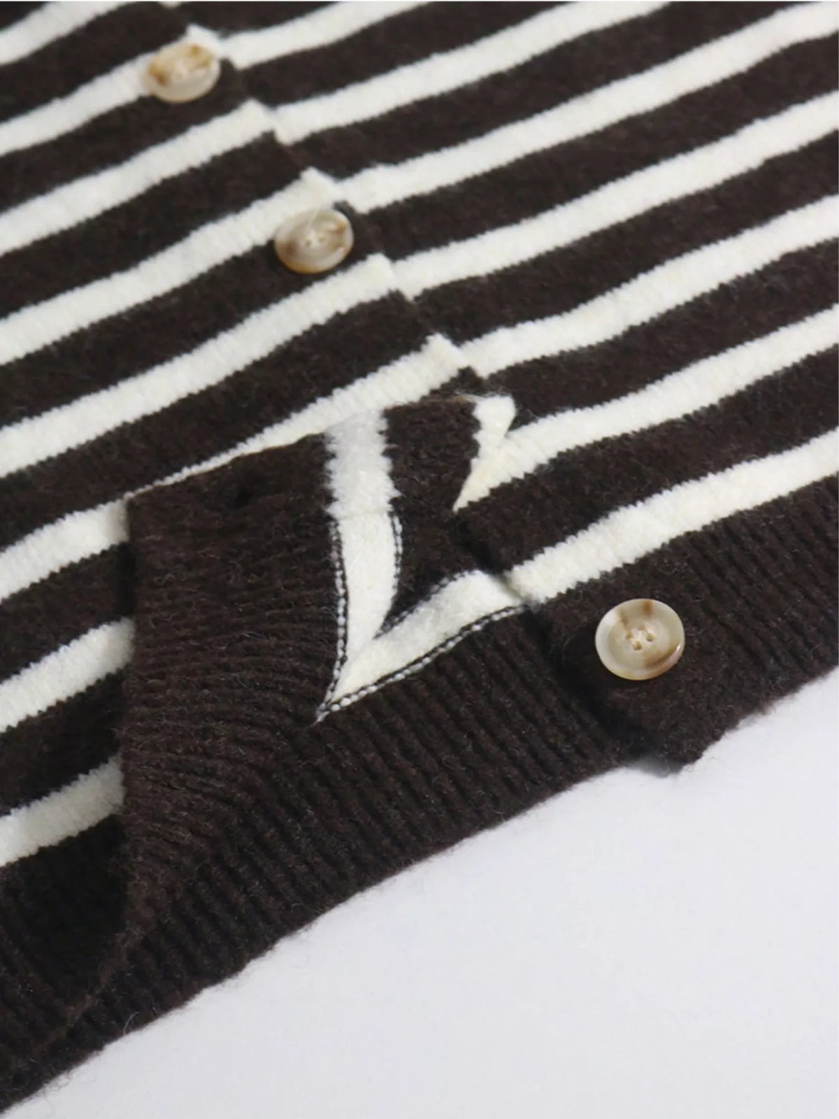 Randig cardigan med knappstängning – bild 9