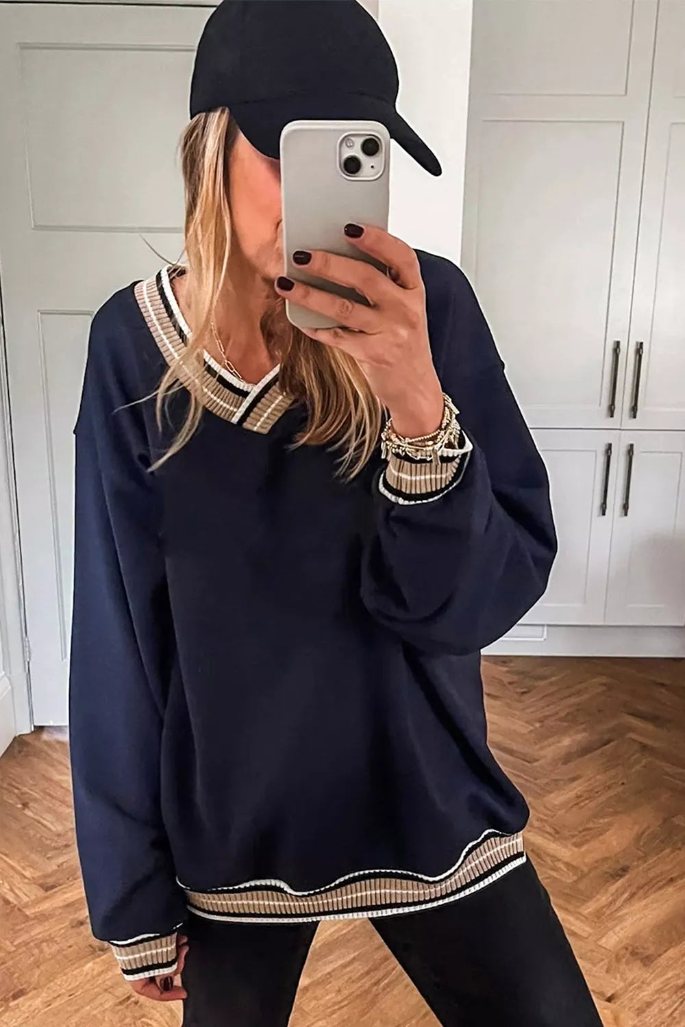 Randig v-ringad sweatshirt med kontrastsöm – bild 5