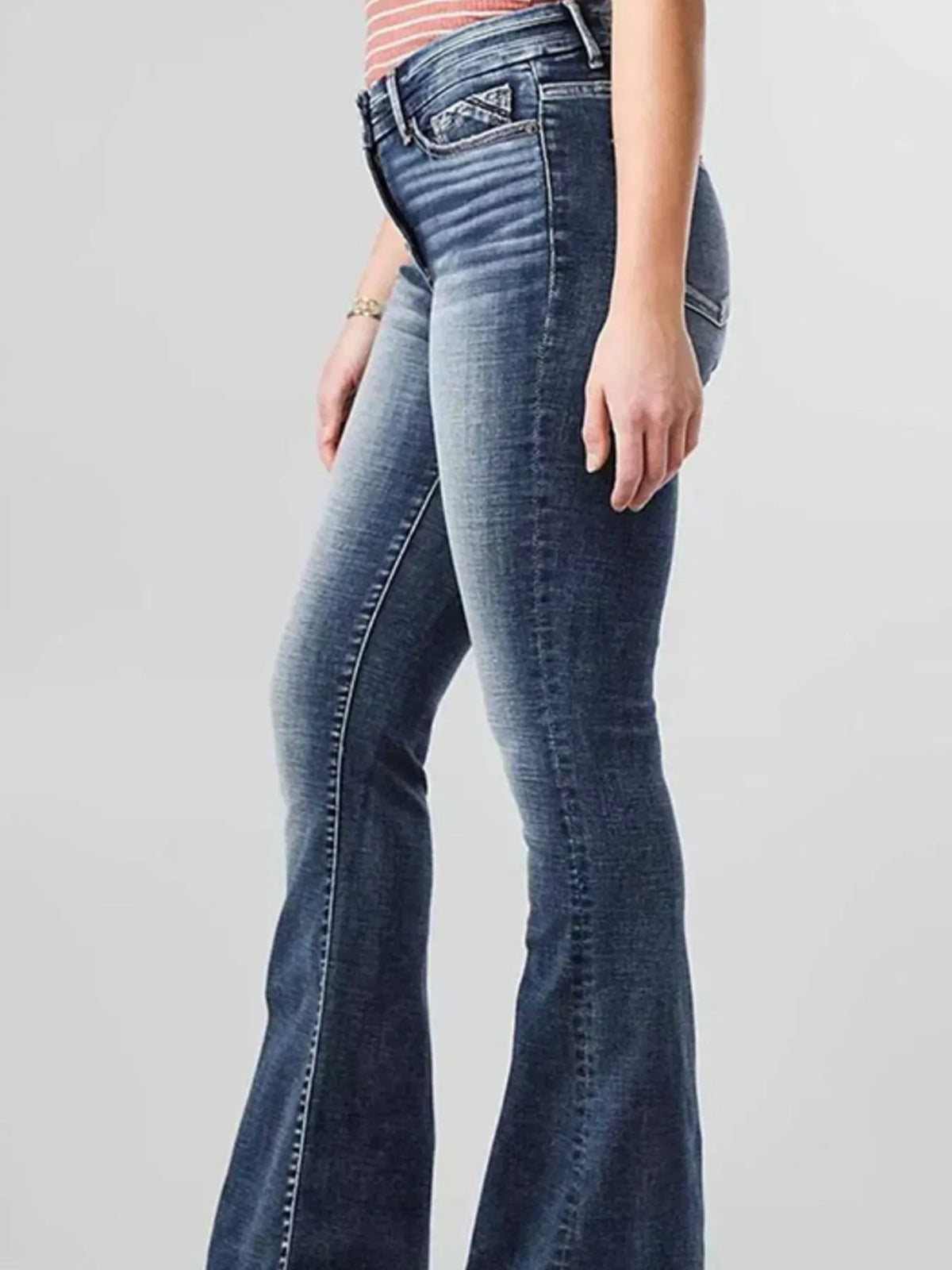 Utsvängda jeans med hög midja och toning – bild 2