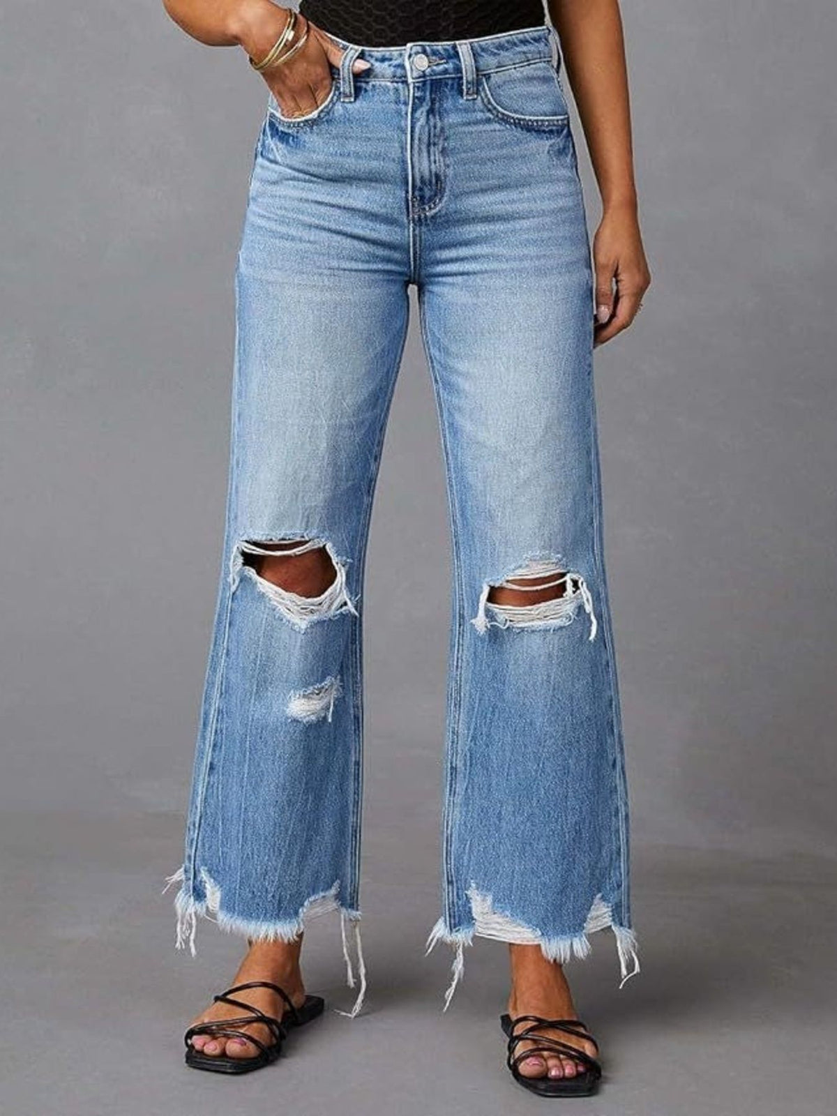 Utsvängda jeans med rå kant och slitna detaljer – bild 3