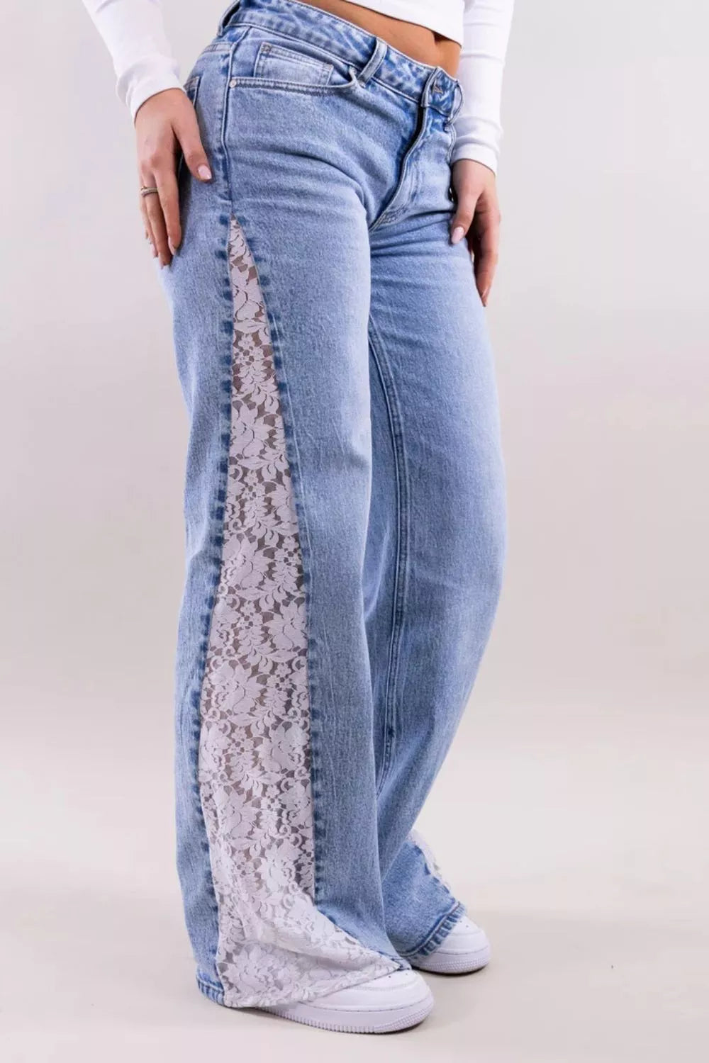 Vida jeans med knappstängning och panelsömmar – bild 3