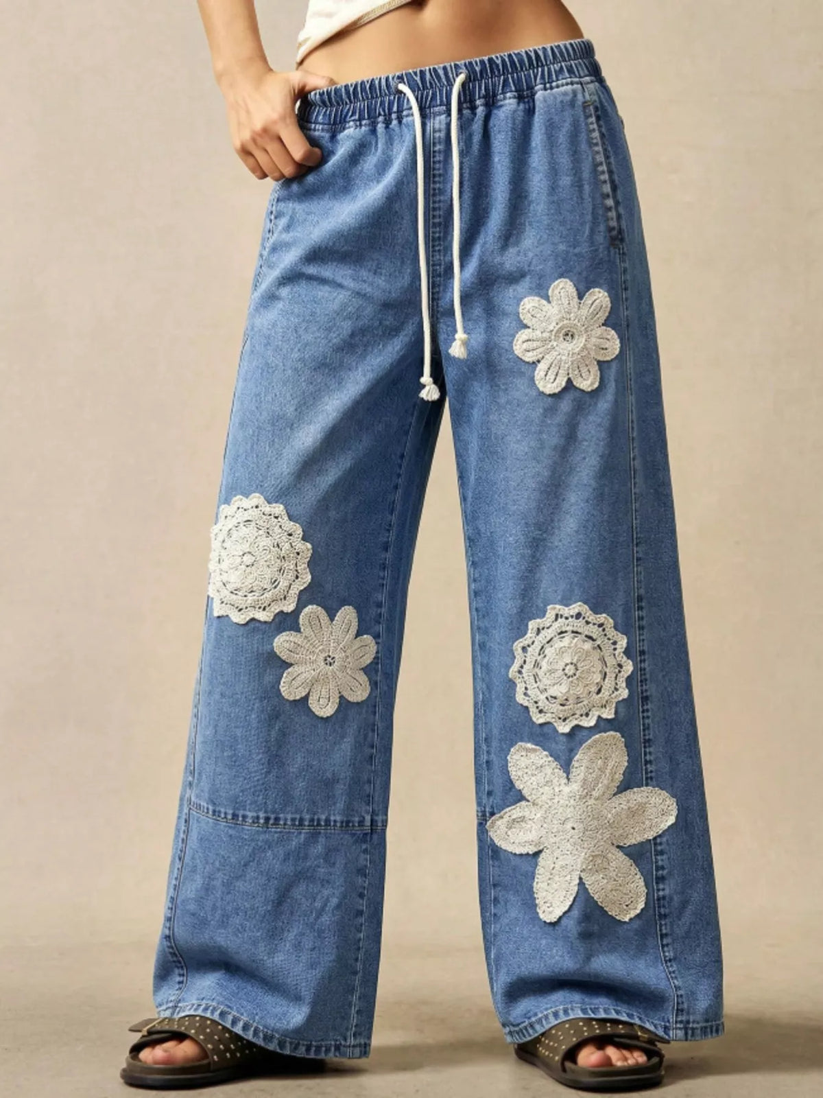 Vida jeans med dragsko och applikation – bild 5