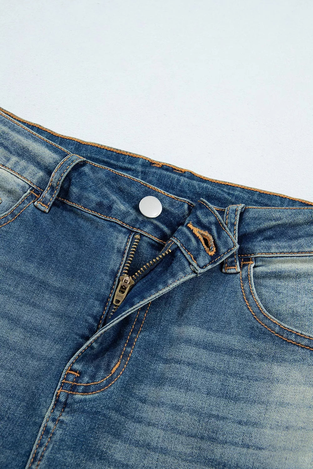 Utsvängda jeans med fickor – bild 11