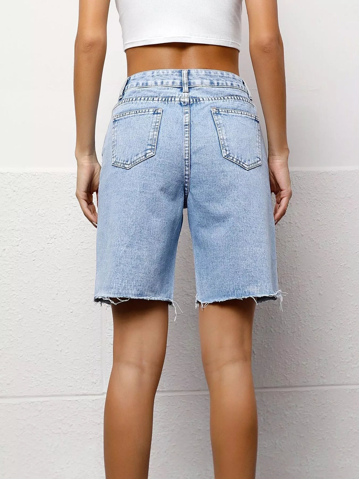 Shorts i denim med hög midja, knappstängning, rå kant och midjedetalj – bild 4