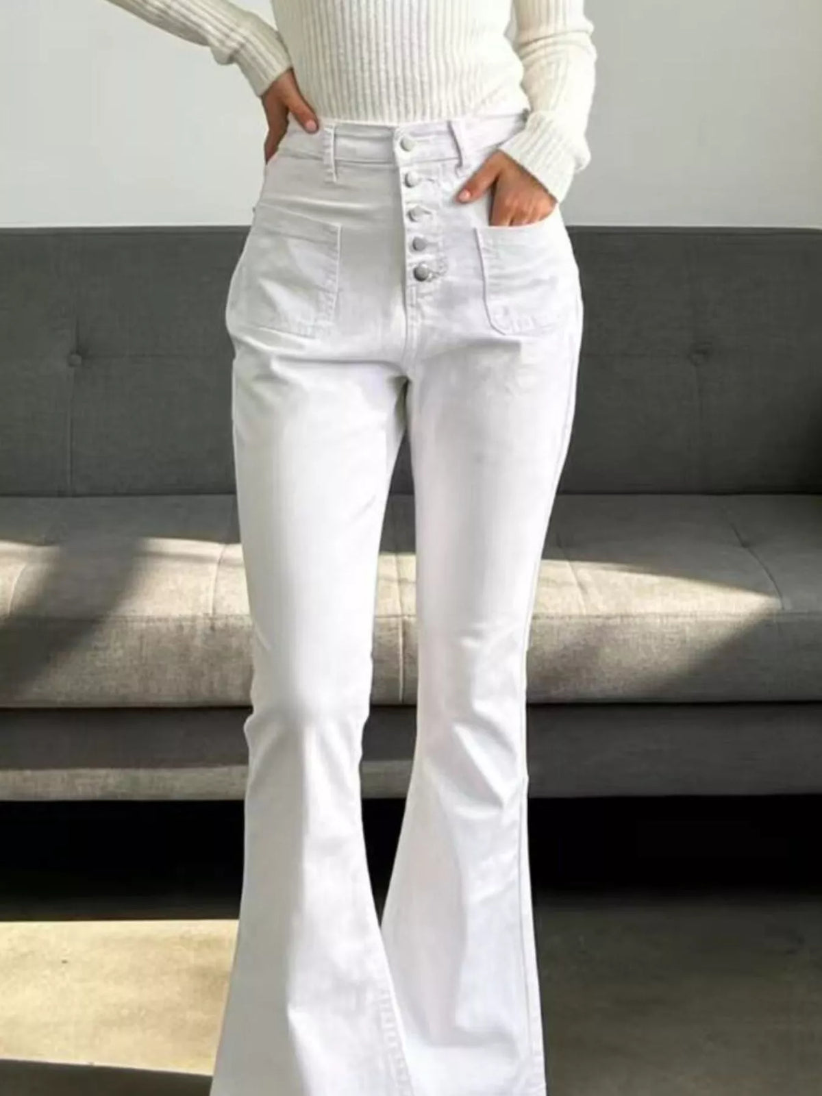 Utsvängda jeans med knappgylf – bild 2