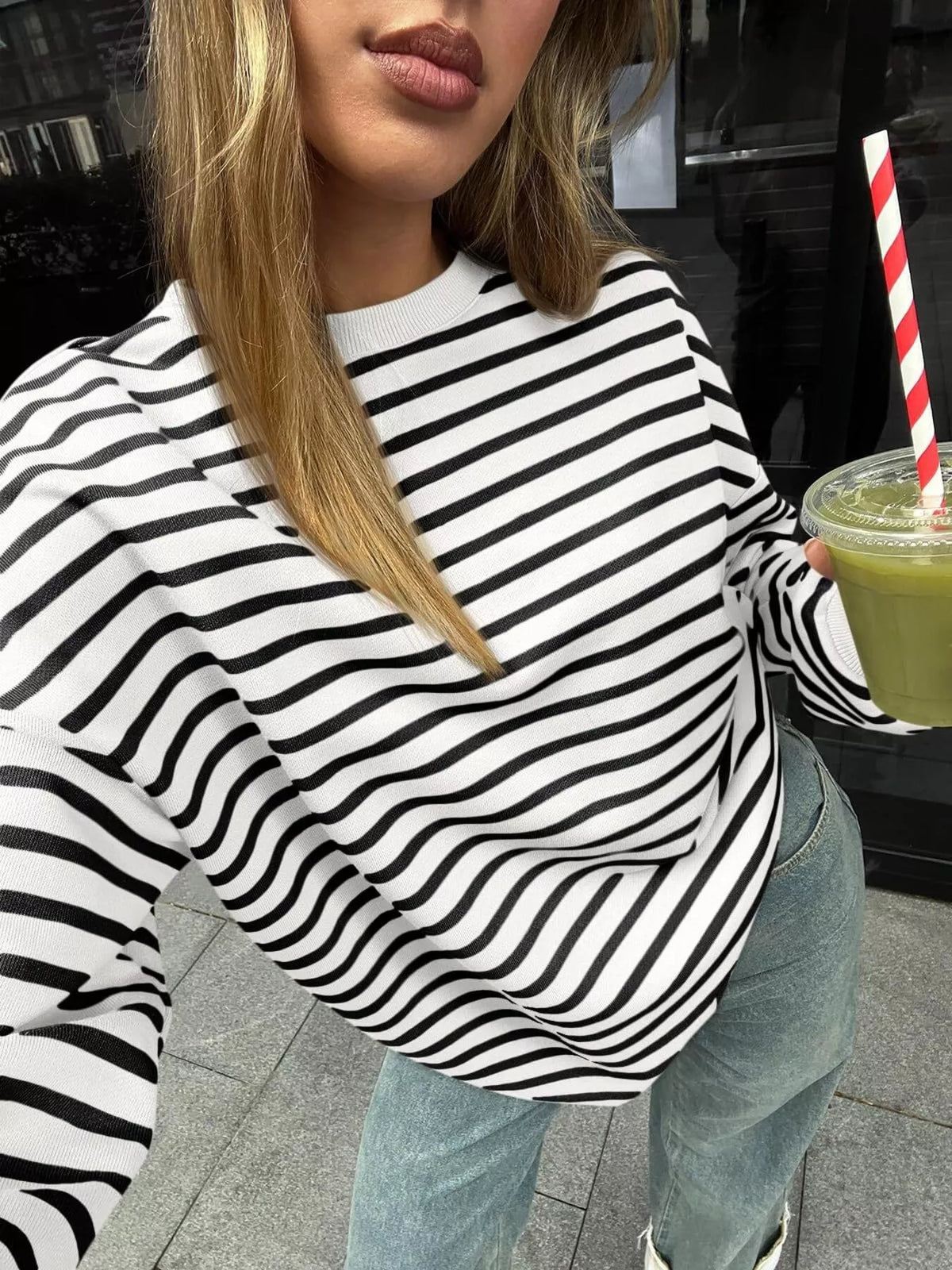 Randig oversize sweatshirt med rund halsringning i viskos – bild 3
