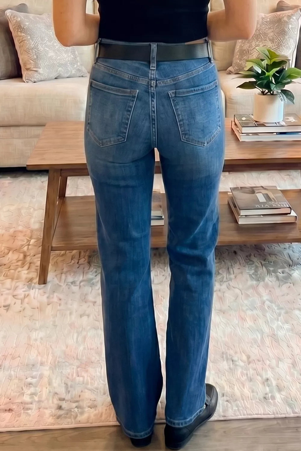 Raka jeans med sömdetalj – bild 2