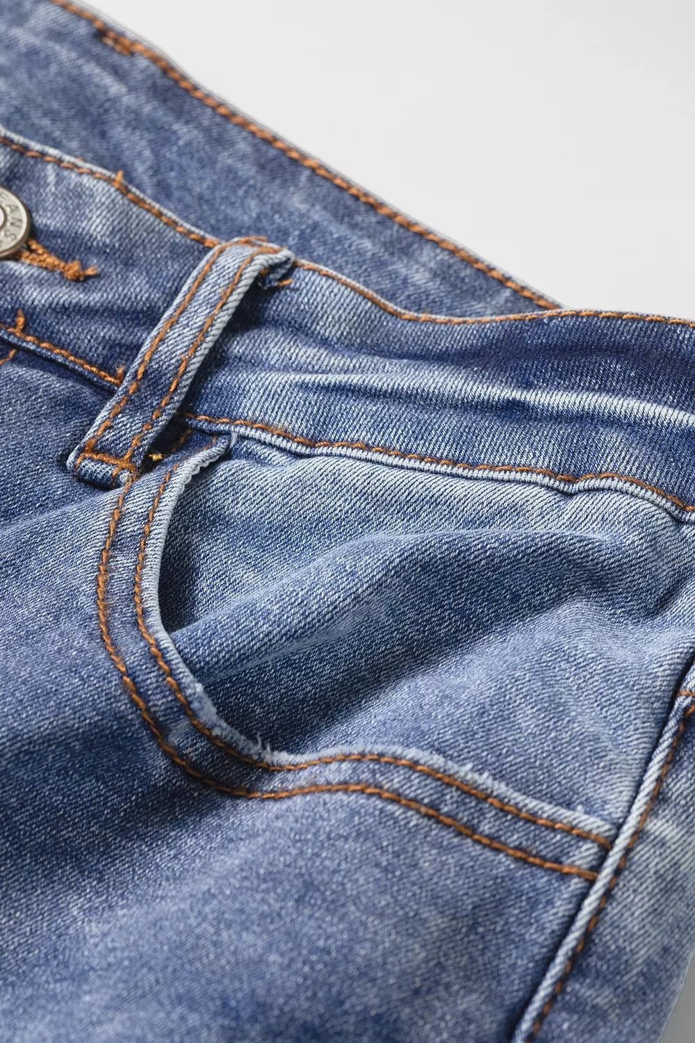 Broderade utsvängda jeans – bild 11