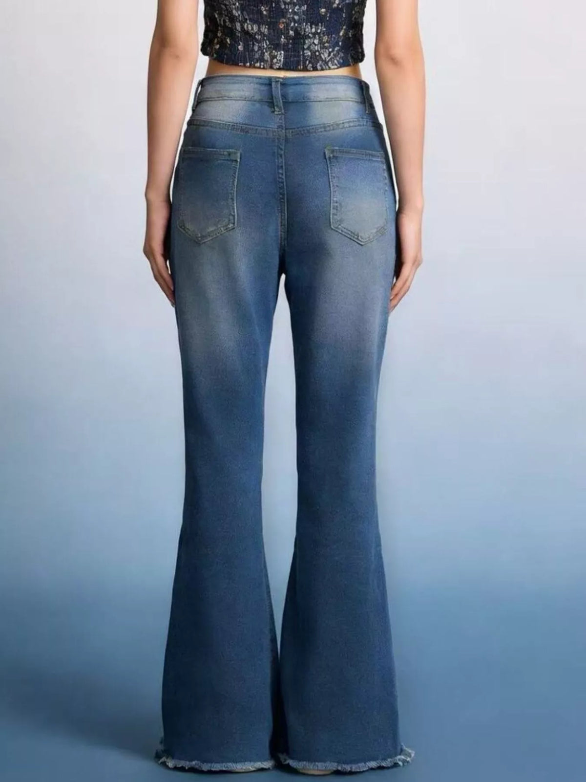 Utsvängda jeans med hög midja och knappstängning – bild 5