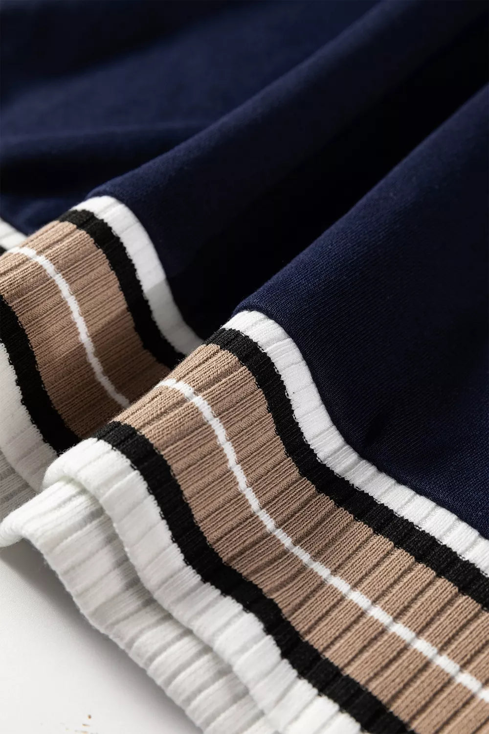 Randig v-ringad sweatshirt med kontrastsöm – bild 12