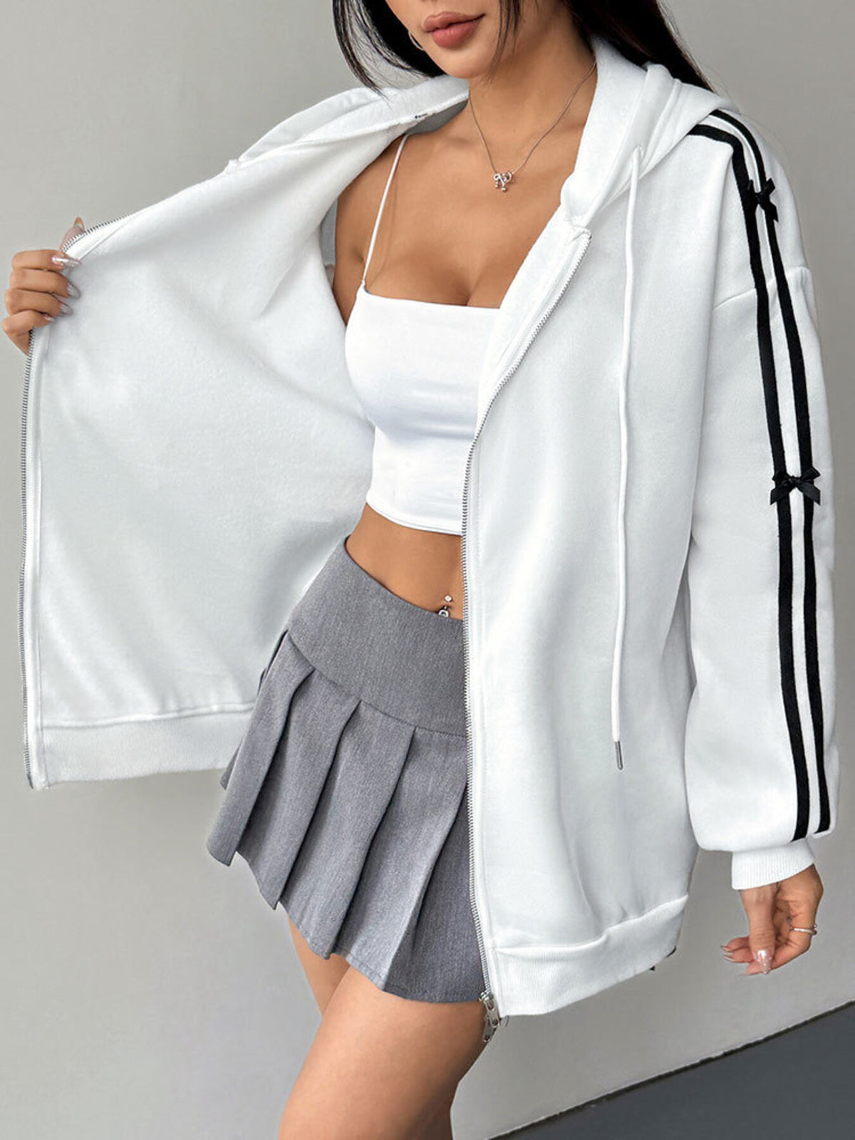 Randig hoodie med dragsko – bild 6