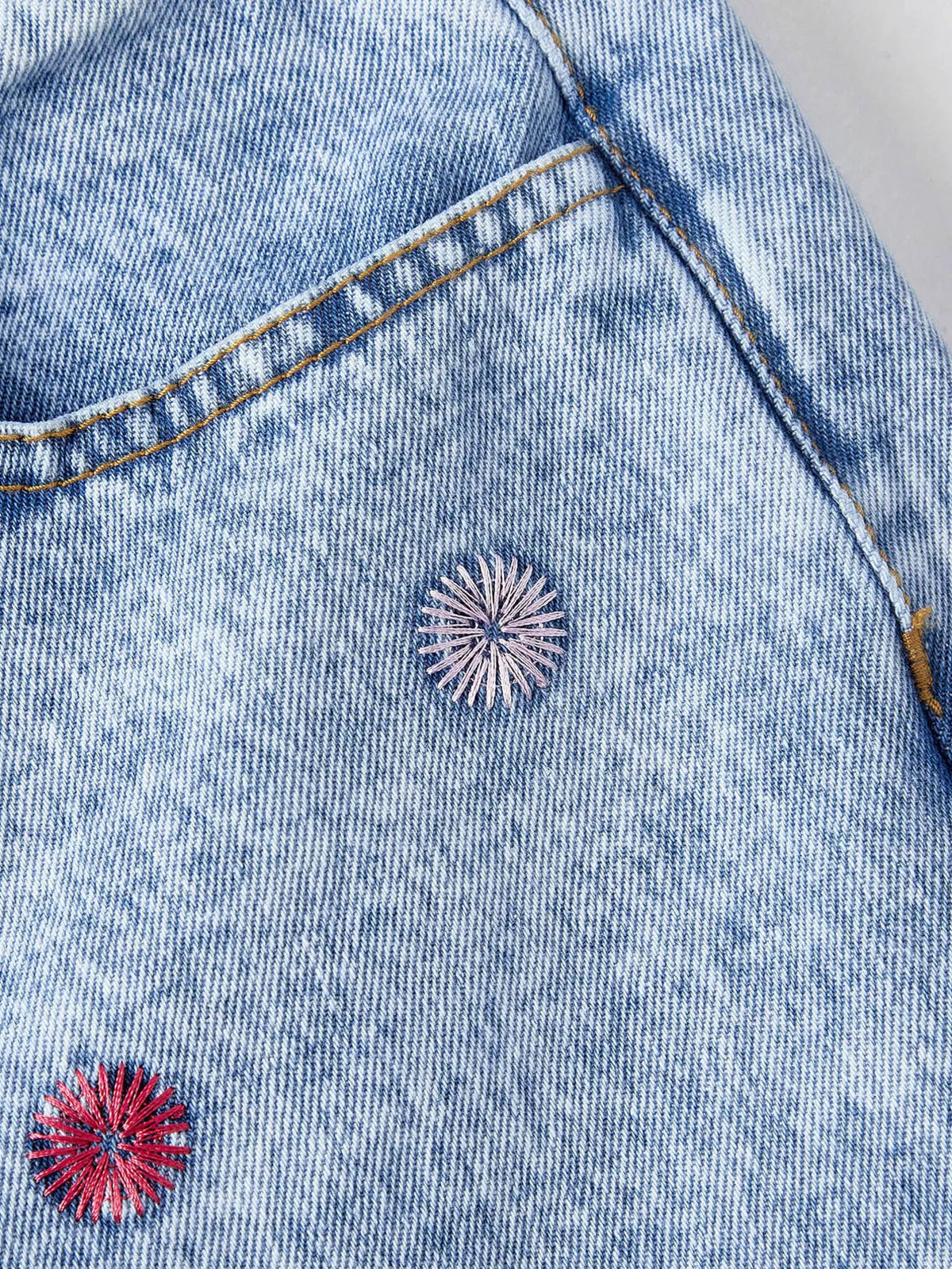 Vida broderade jeans med hög midja och knappstängning – bild 3