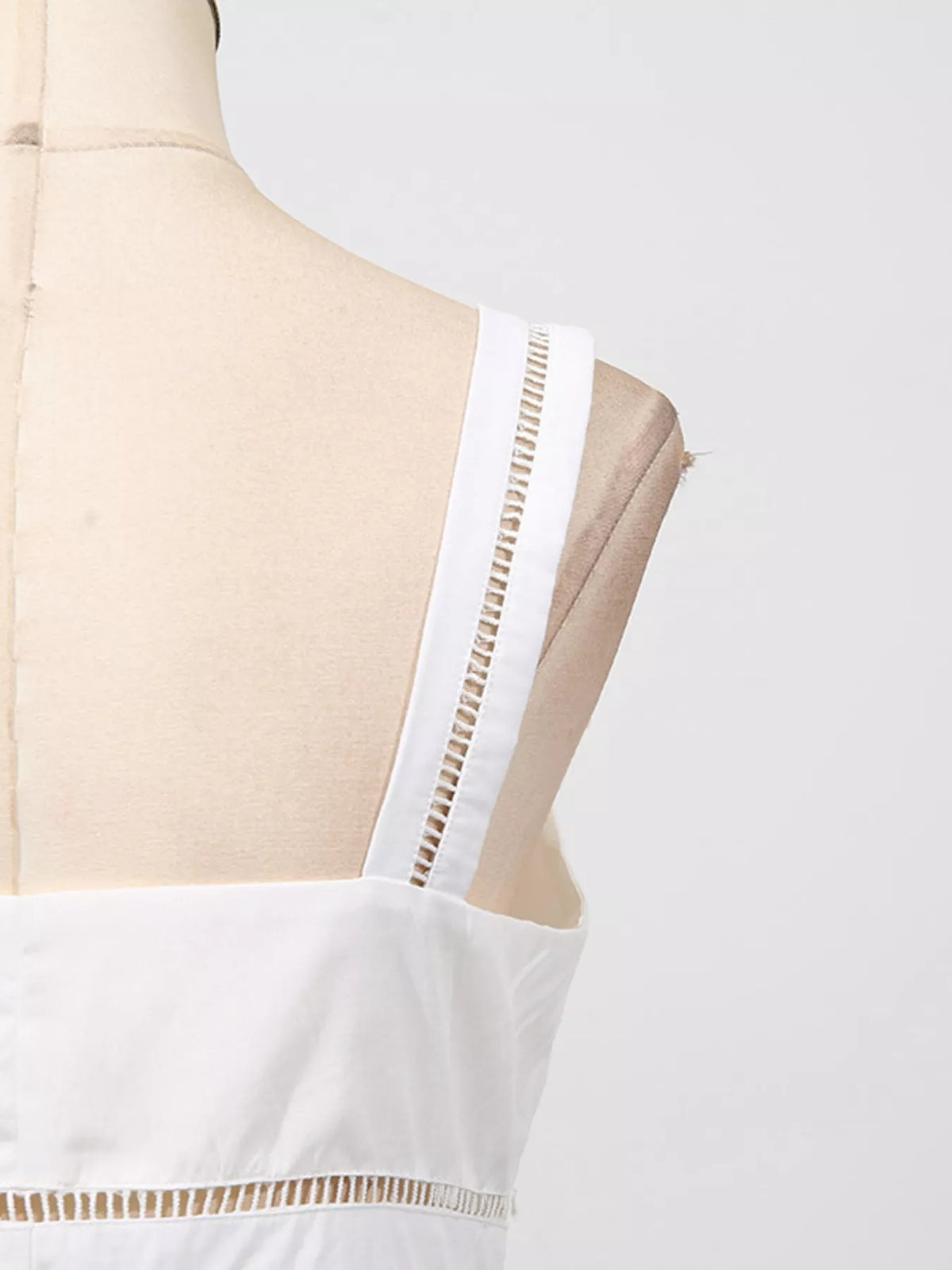 Broderad midiklänning i broderi anglaise – bild 9