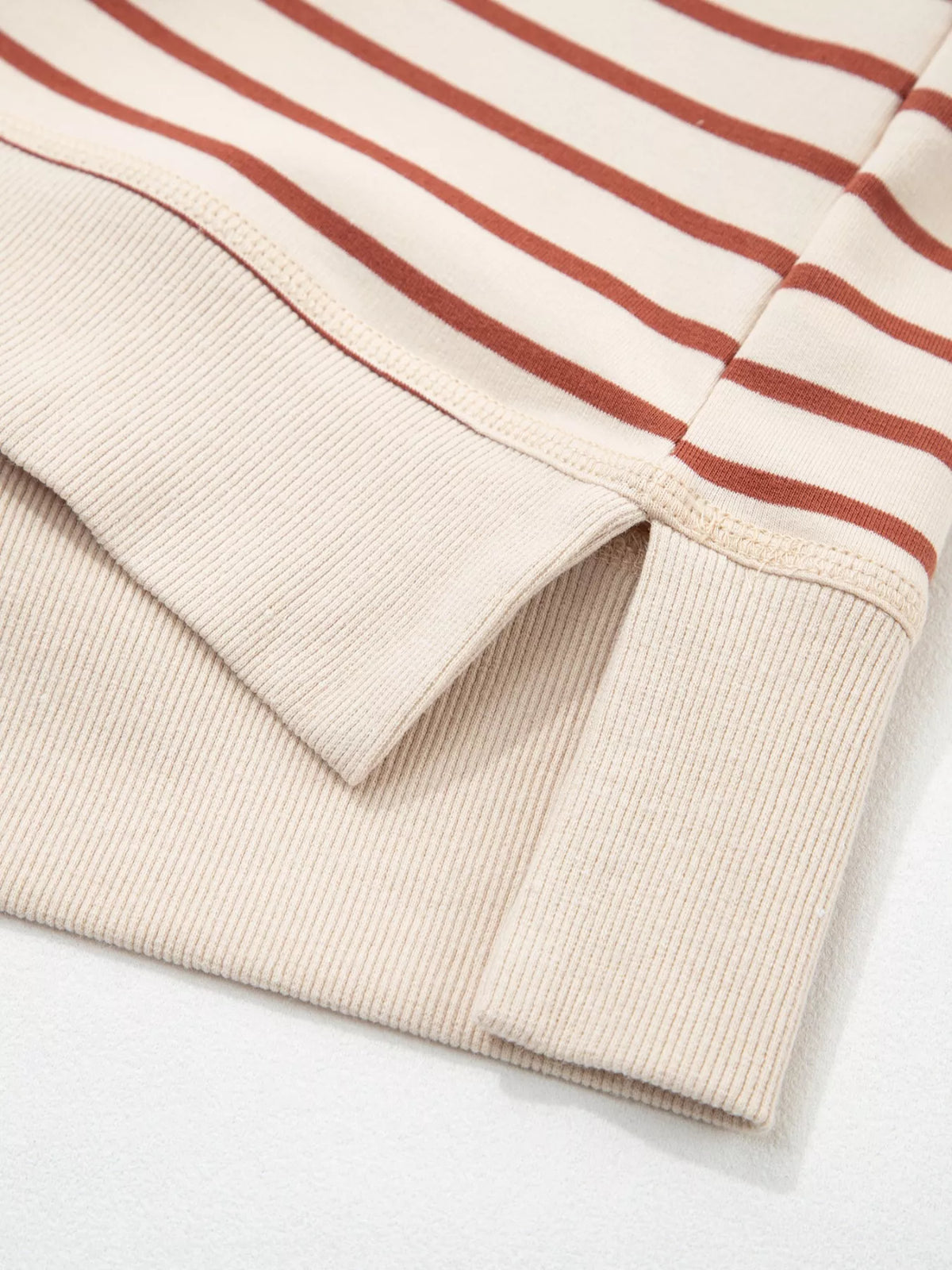 Randig sweatshirt med rund halsringning – bild 9